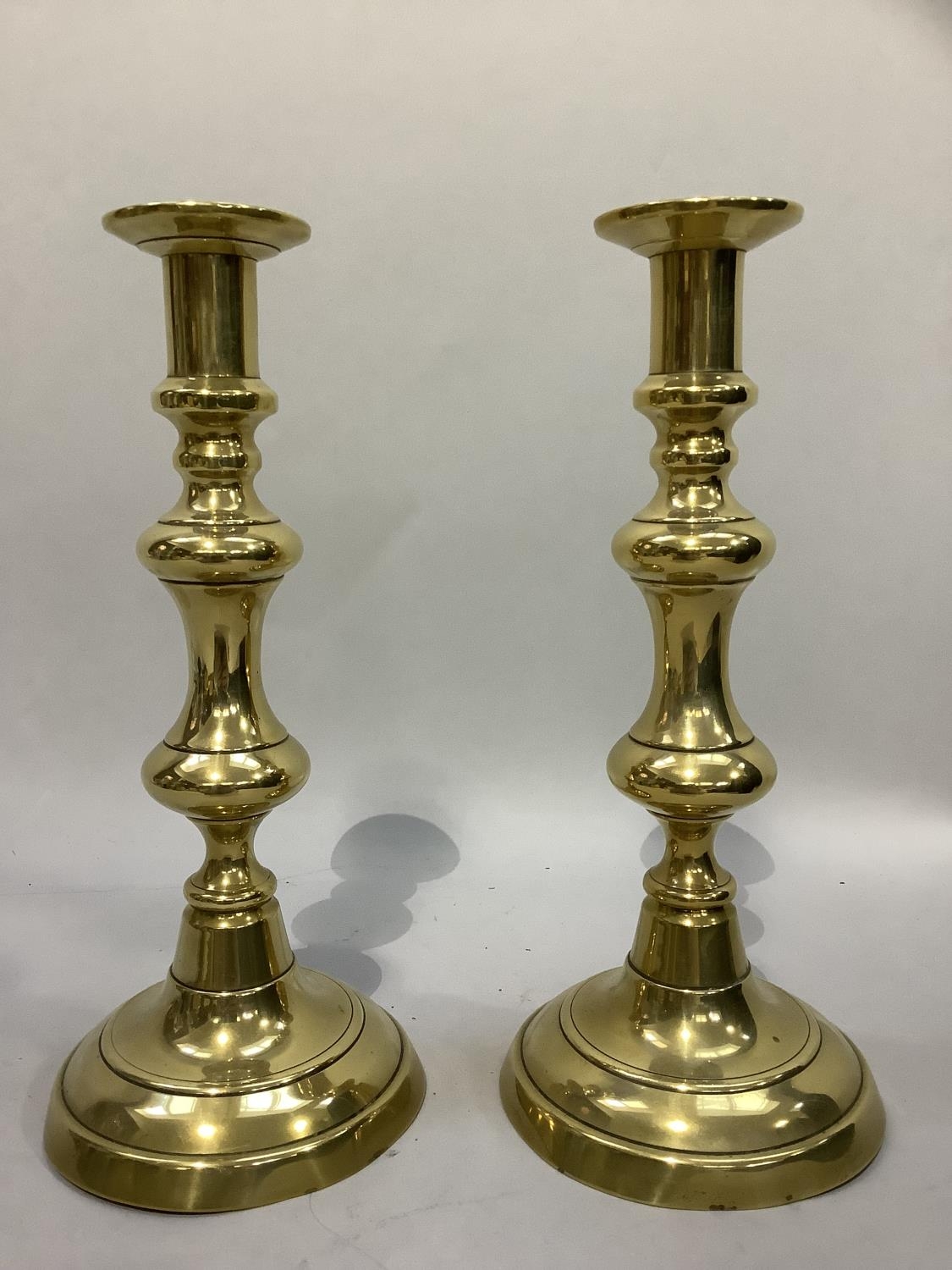 A pair of 19th century brass pricket candlesticks of baluster form and on circular domed bases, 25cm - Bild 3 aus 4