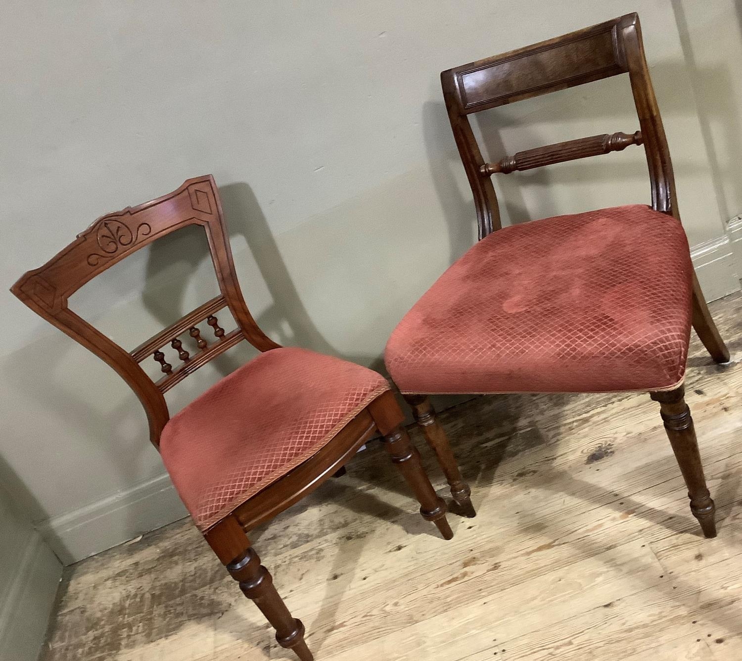 A pair of 19th century single chairs upholstered en suite - Bild 3 aus 4