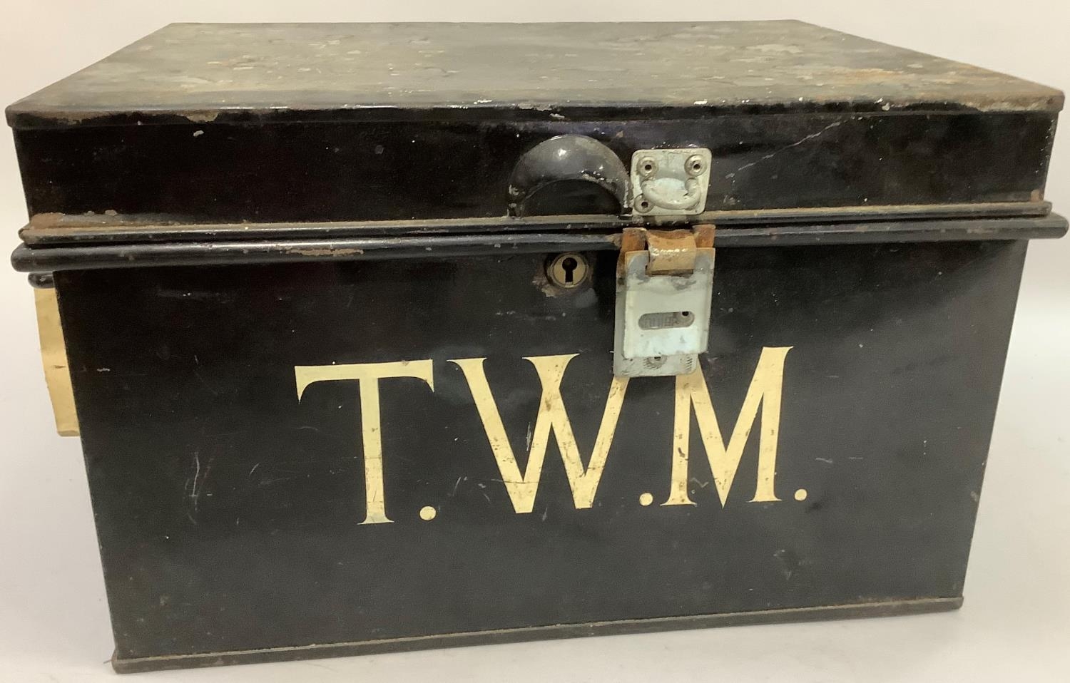 A tin deed box initialled TWM, a pressed brass coloured wall plaque, two copper pictures and a red - Bild 5 aus 5