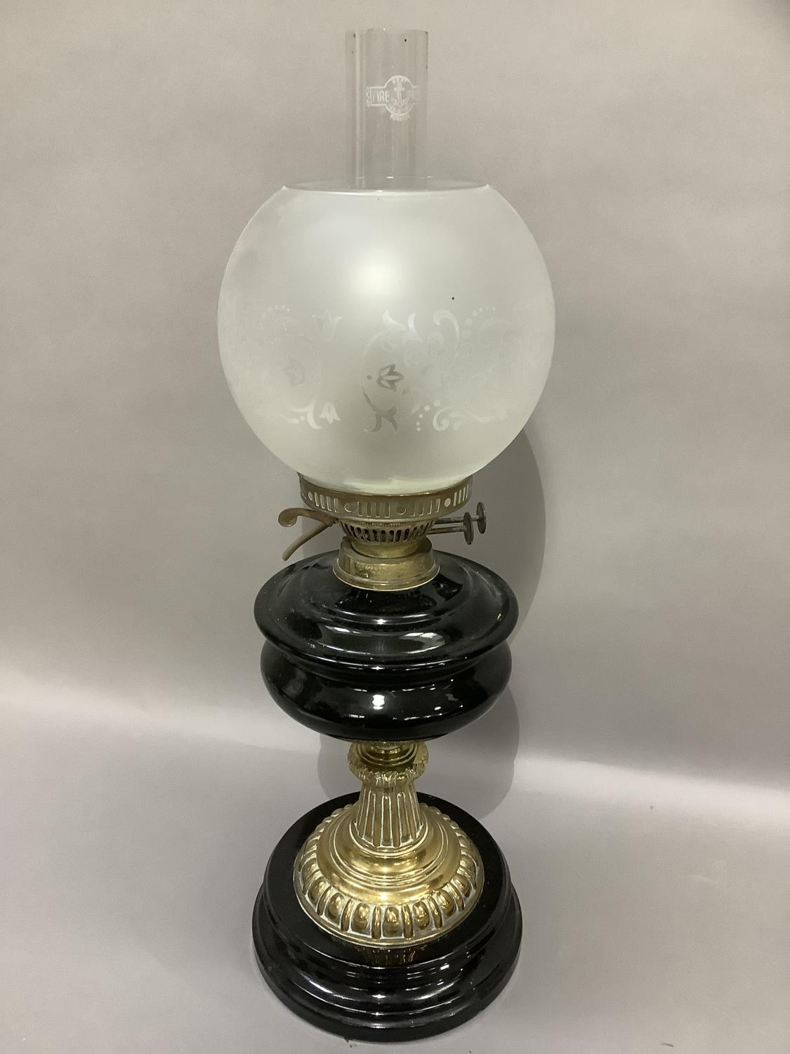 A Victorian black glass and brass oil lamp with opaque etched shade - Bild 2 aus 2