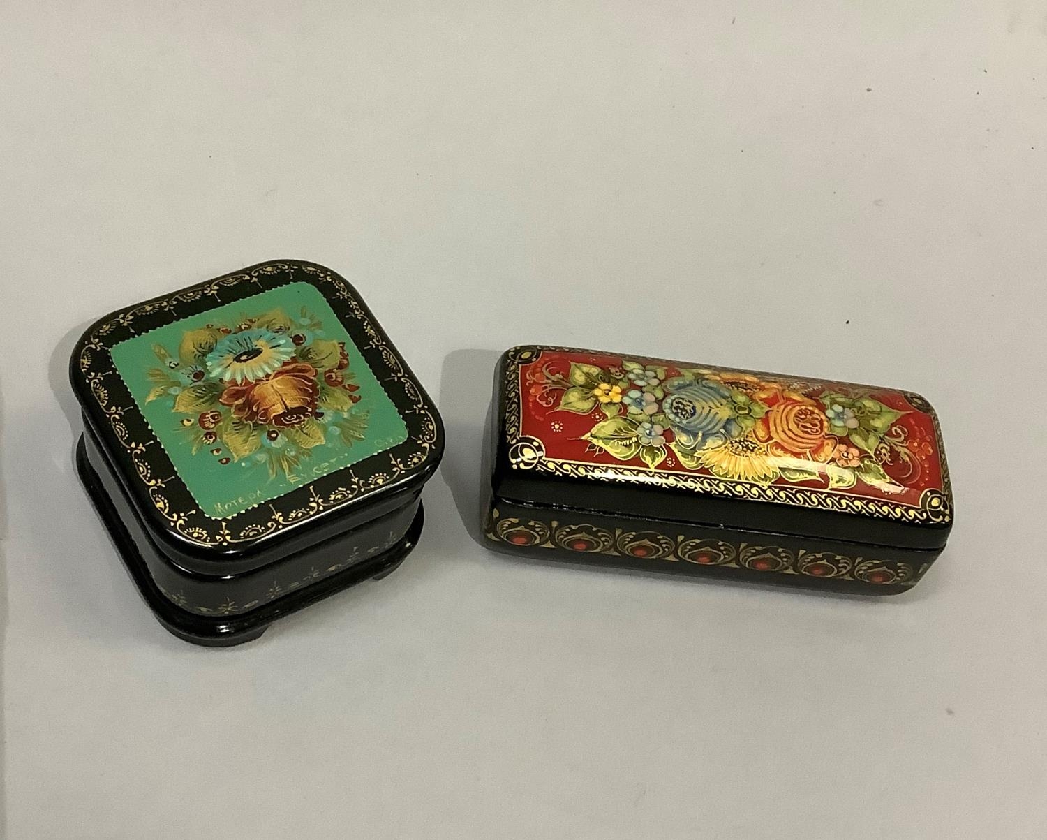 Two hand painted Russian black lacquered boxes of square outline painted with flowers to the lid and - Bild 2 aus 2