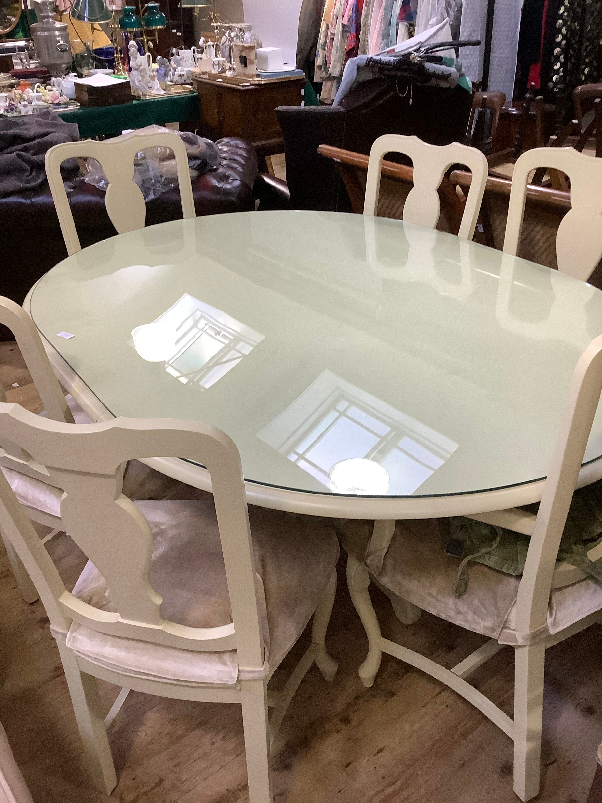 A cream finished dining table and six chairs, the table of oblong form and a quadruple pedestal - Bild 2 aus 3
