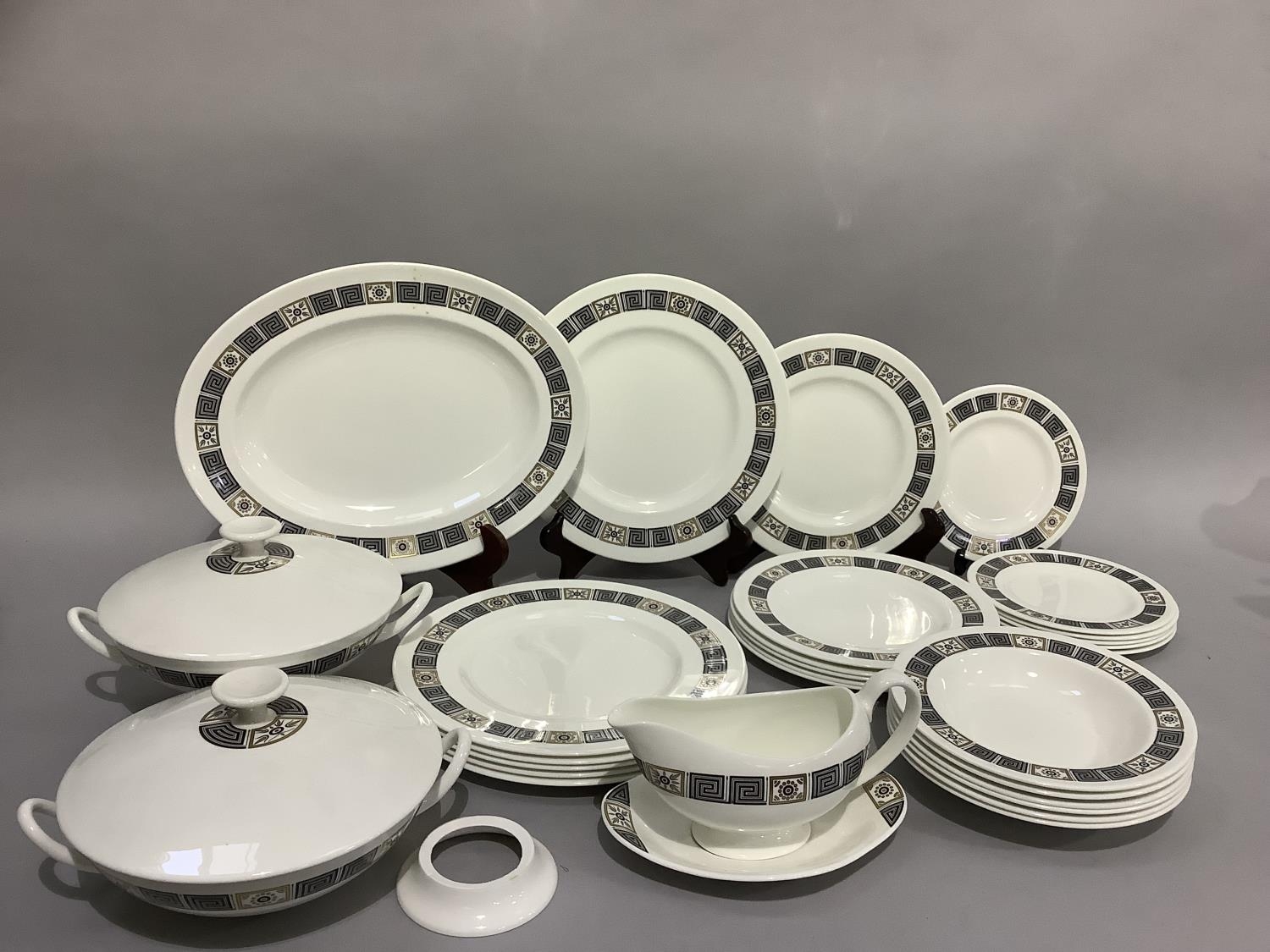 A Wedgwood Asia pattern dinner service comprising six dinner plates, six entreé or dessert plates, - Bild 2 aus 3