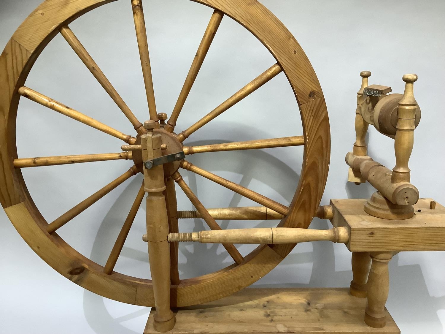 A modern pine spinning wheel - Bild 4 aus 4