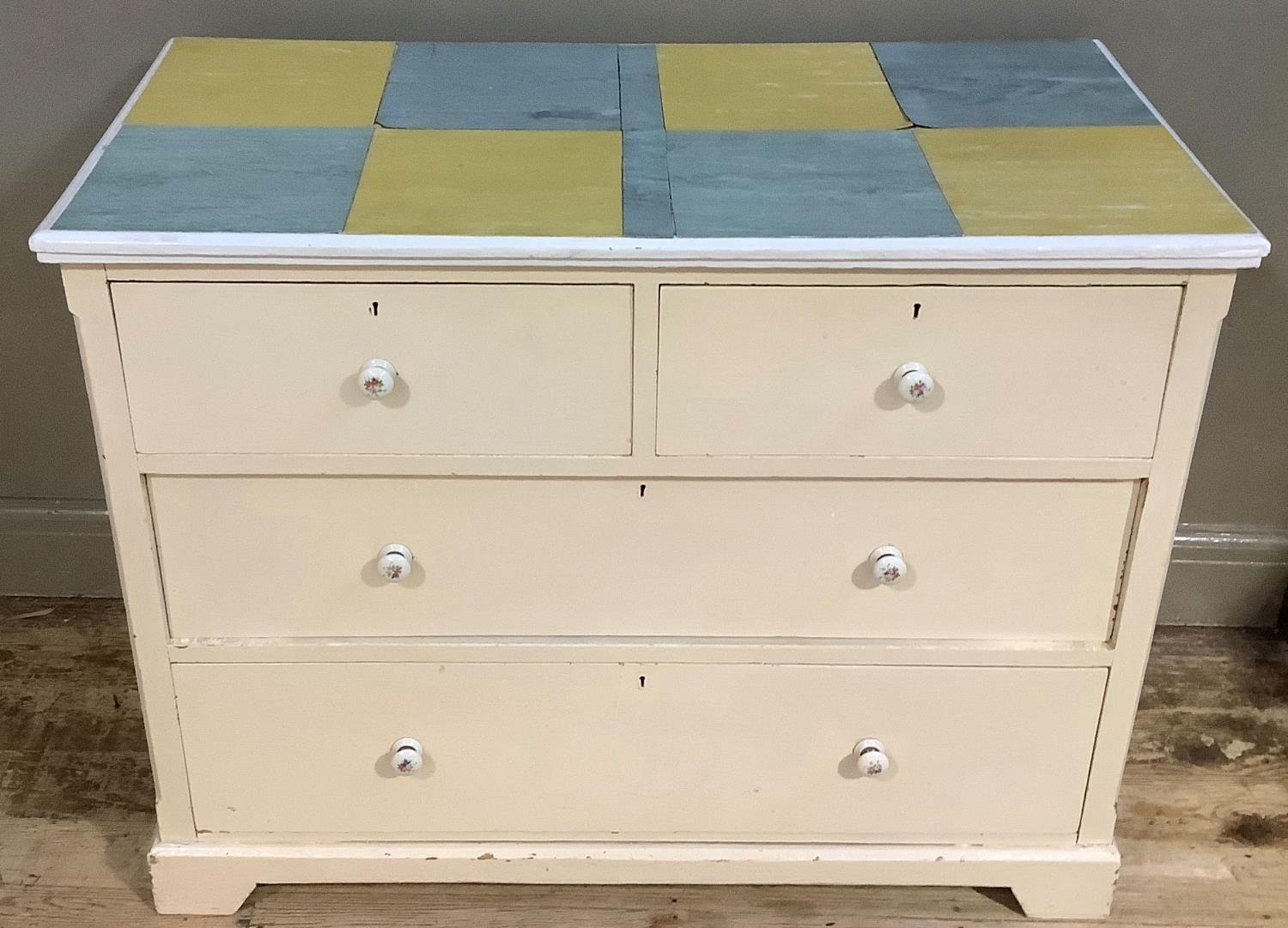 An early 20th century cream painted pine chest of two short over two long drawers, later ceramic - Bild 3 aus 4