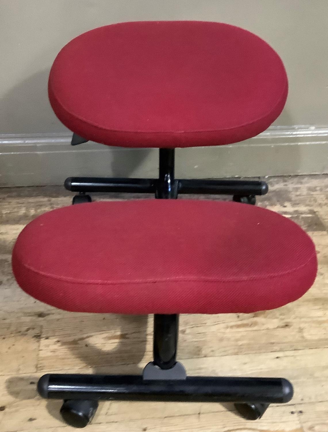 An ergonomic chair with red upholstered seat - Bild 3 aus 3