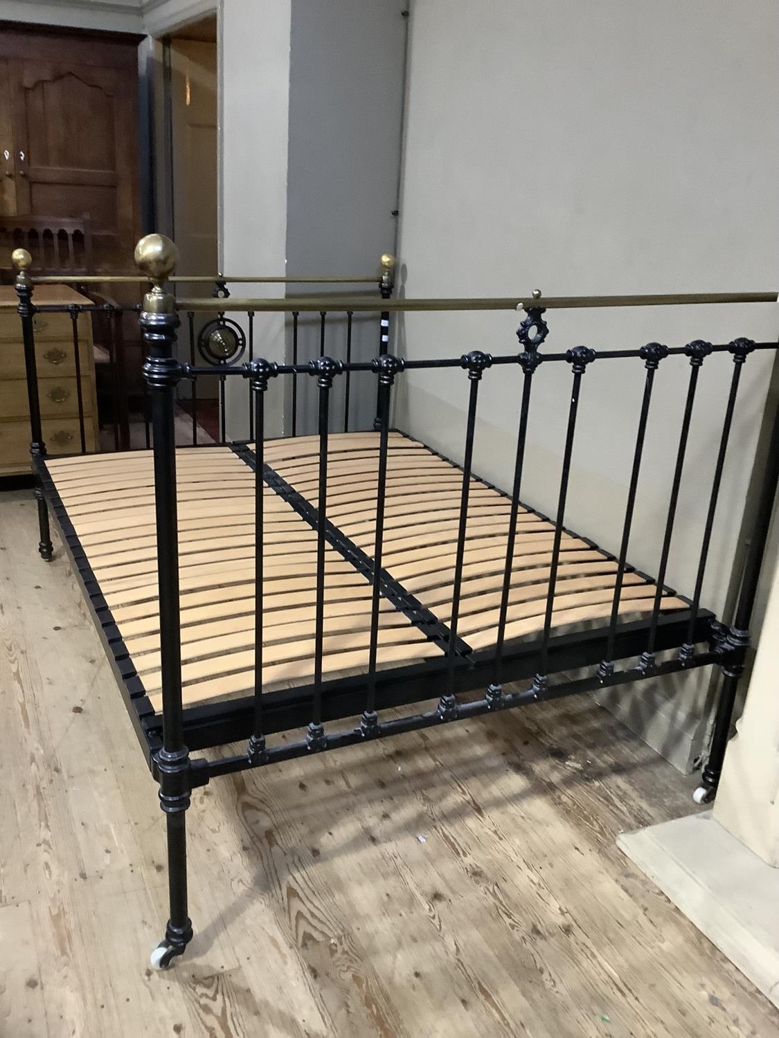 A Victorian style brass and black metal rail end bedstead, 4 foot wide - Bild 3 aus 3