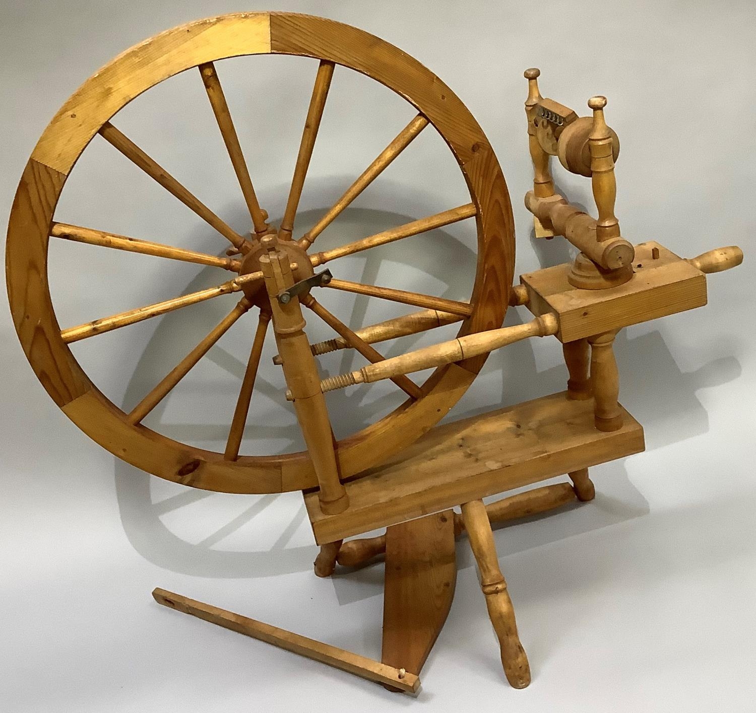 A modern pine spinning wheel - Bild 3 aus 4