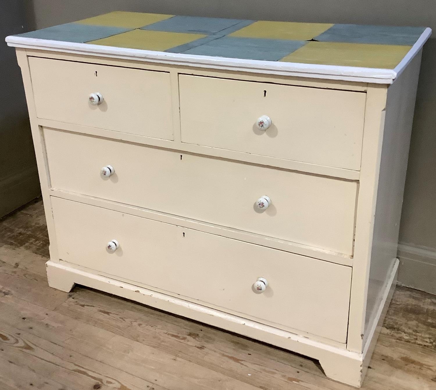 An early 20th century cream painted pine chest of two short over two long drawers, later ceramic - Bild 4 aus 4