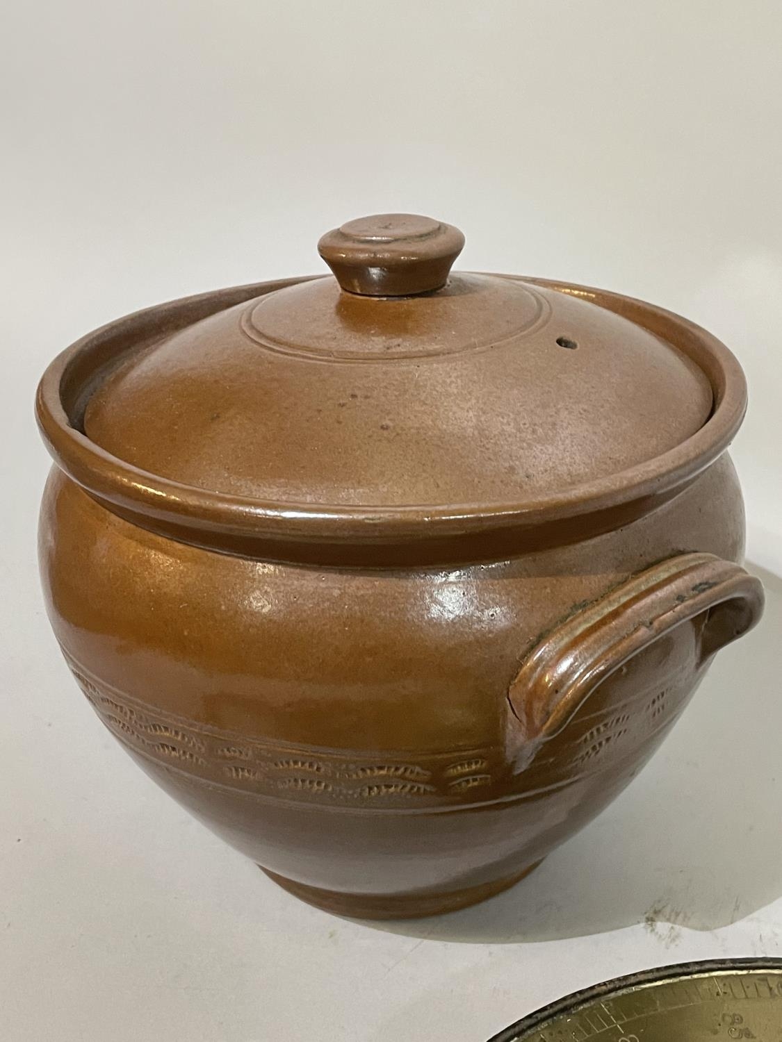 A salt glaze two handled pot and cover together with a Salter's trade spring balance no. 20T 1941, - Bild 2 aus 3