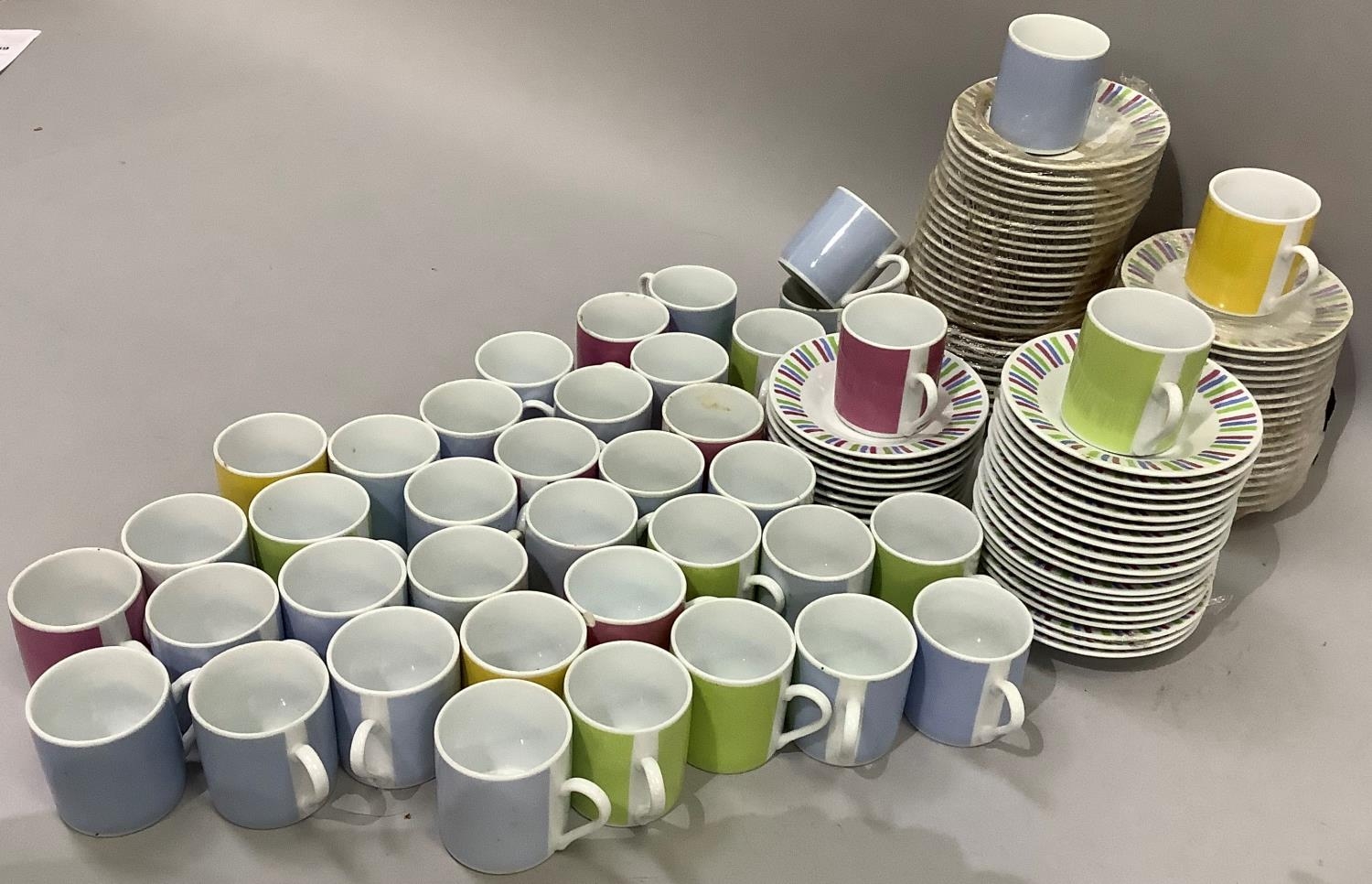 A large quantity of harlequin coffee cans and saucers with striped borders - Bild 3 aus 3