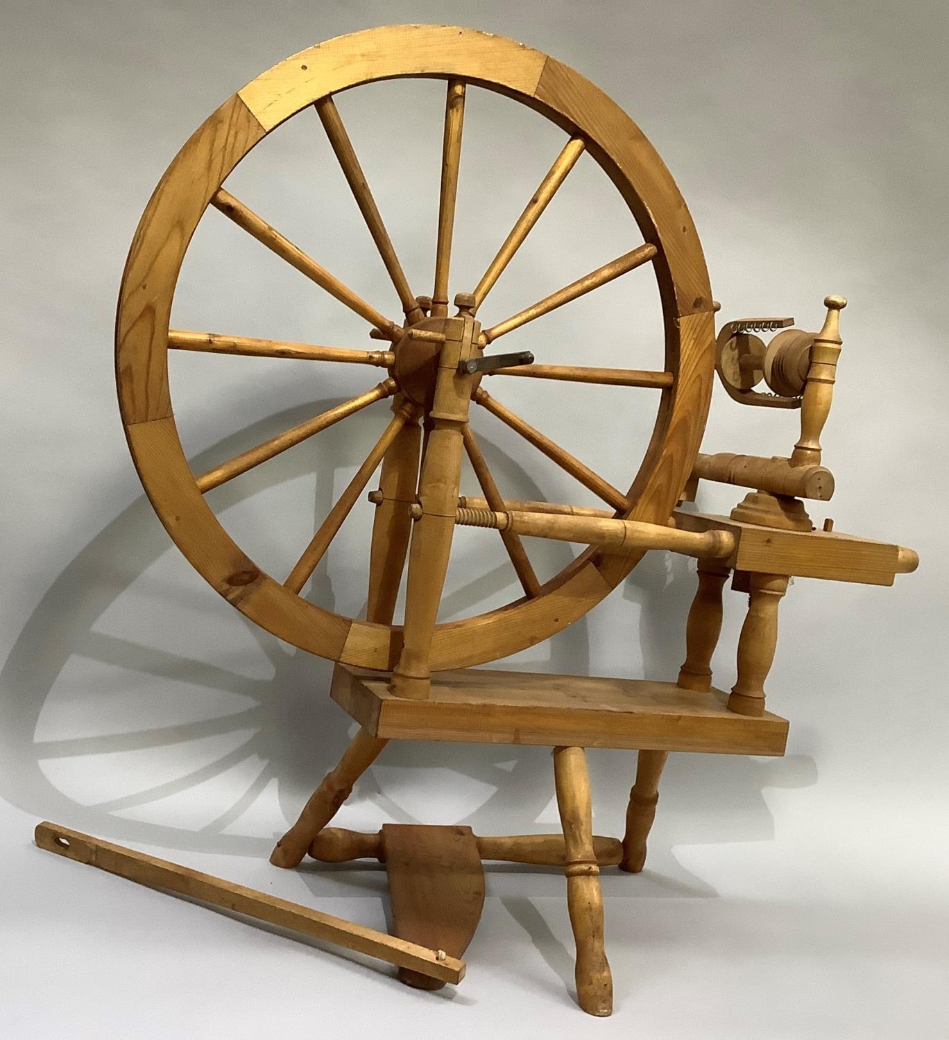 A modern pine spinning wheel - Bild 2 aus 4