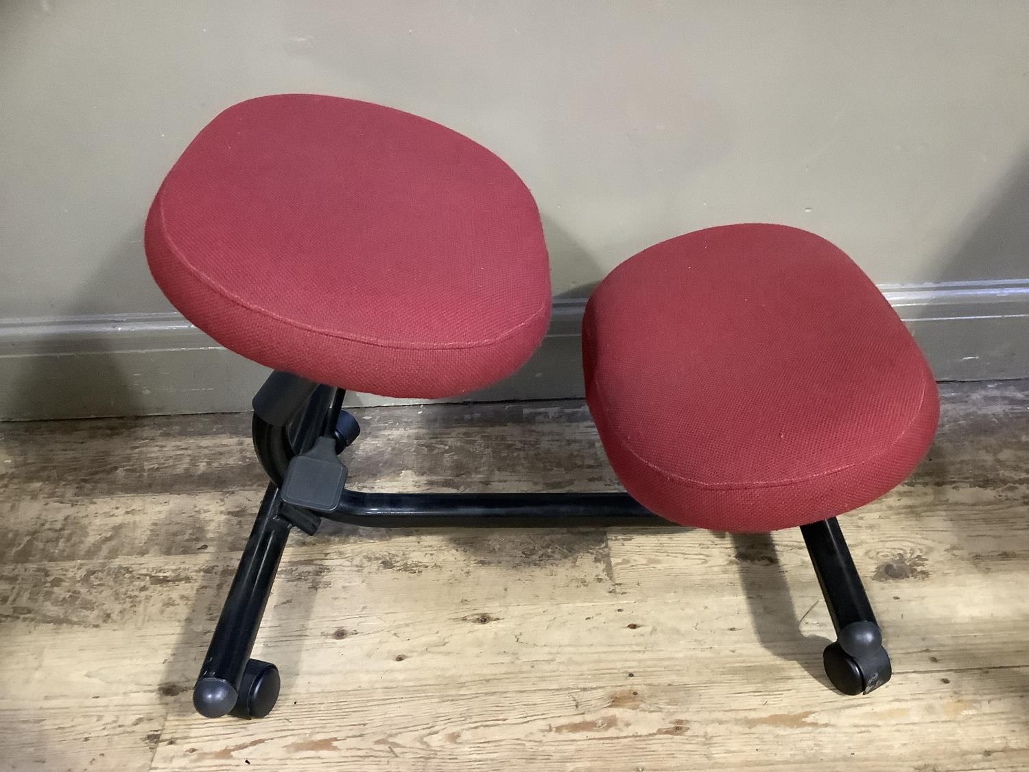 An ergonomic chair with red upholstered seat - Bild 2 aus 3