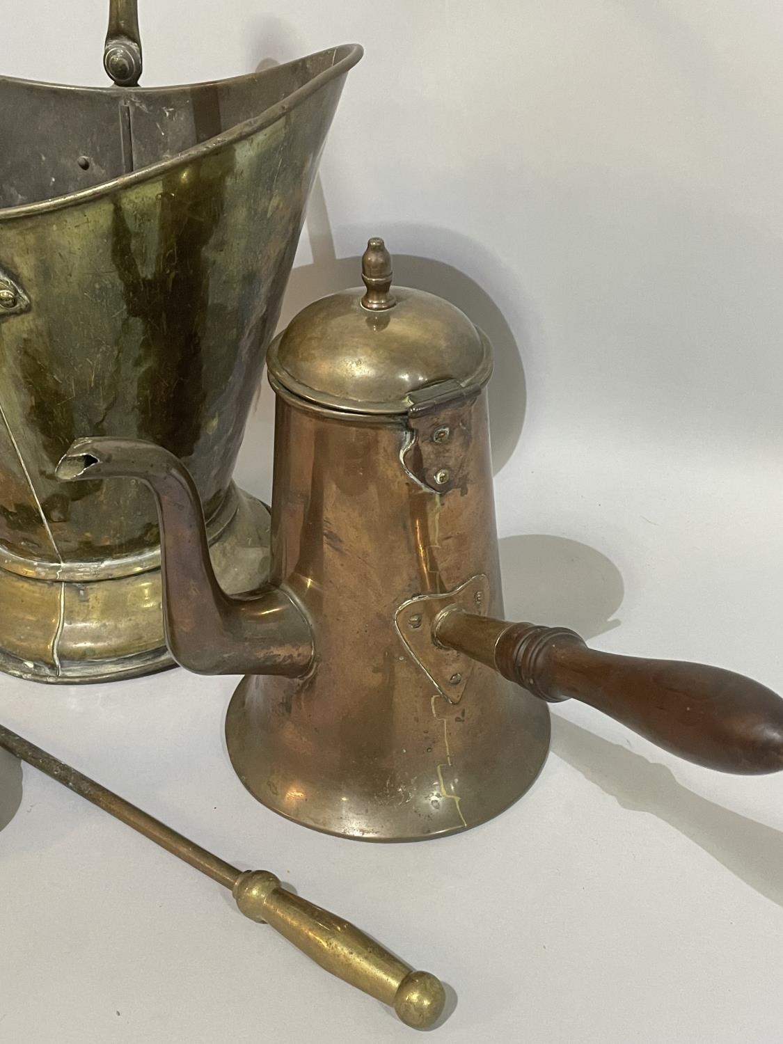 A large copper coffee or chocolate pot having a domed cover with finial, turned wood side handle and - Bild 3 aus 3