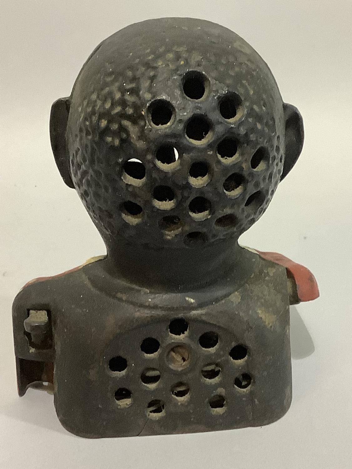 A cast iron money box in the form of a black man - Bild 2 aus 2