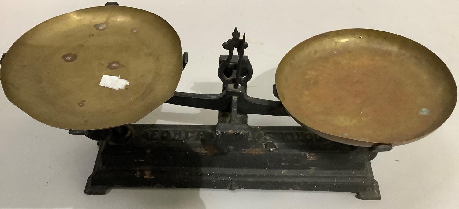 A set of iron weighing scales with brass pans and another pair of weighing scales in cream enamel - Bild 3 aus 3