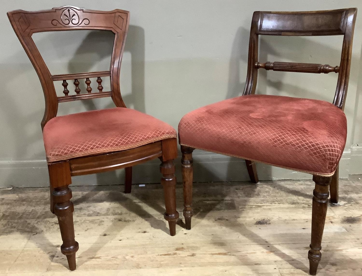 A pair of 19th century single chairs upholstered en suite - Bild 2 aus 4