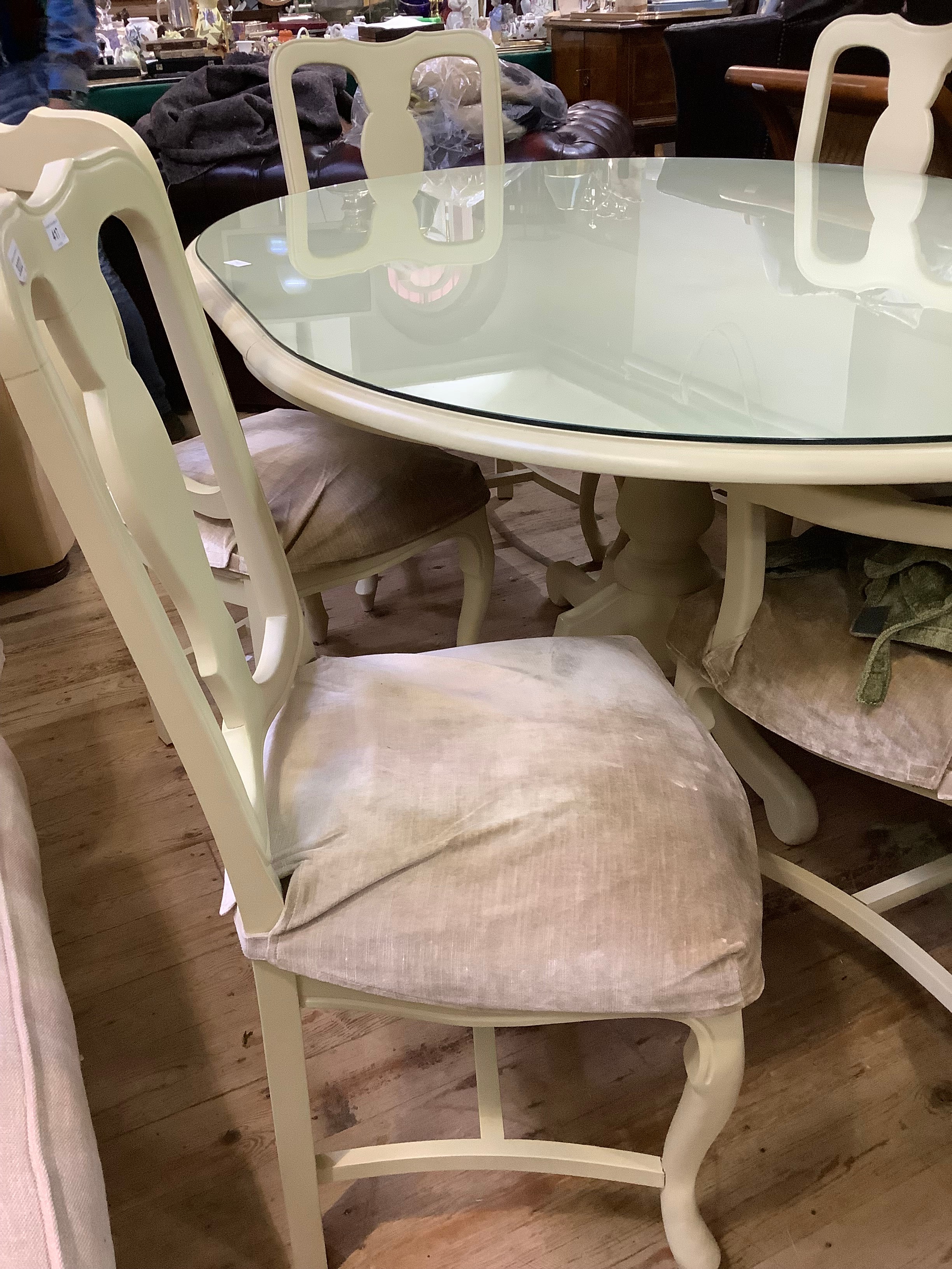 A cream finished dining table and six chairs, the table of oblong form and a quadruple pedestal - Bild 3 aus 3