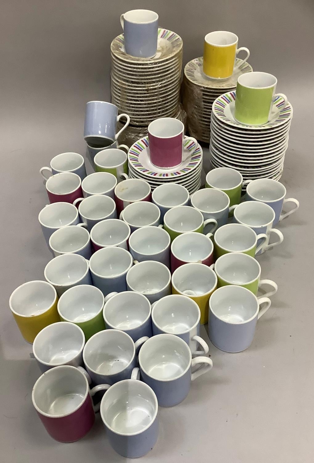 A large quantity of harlequin coffee cans and saucers with striped borders - Bild 2 aus 3