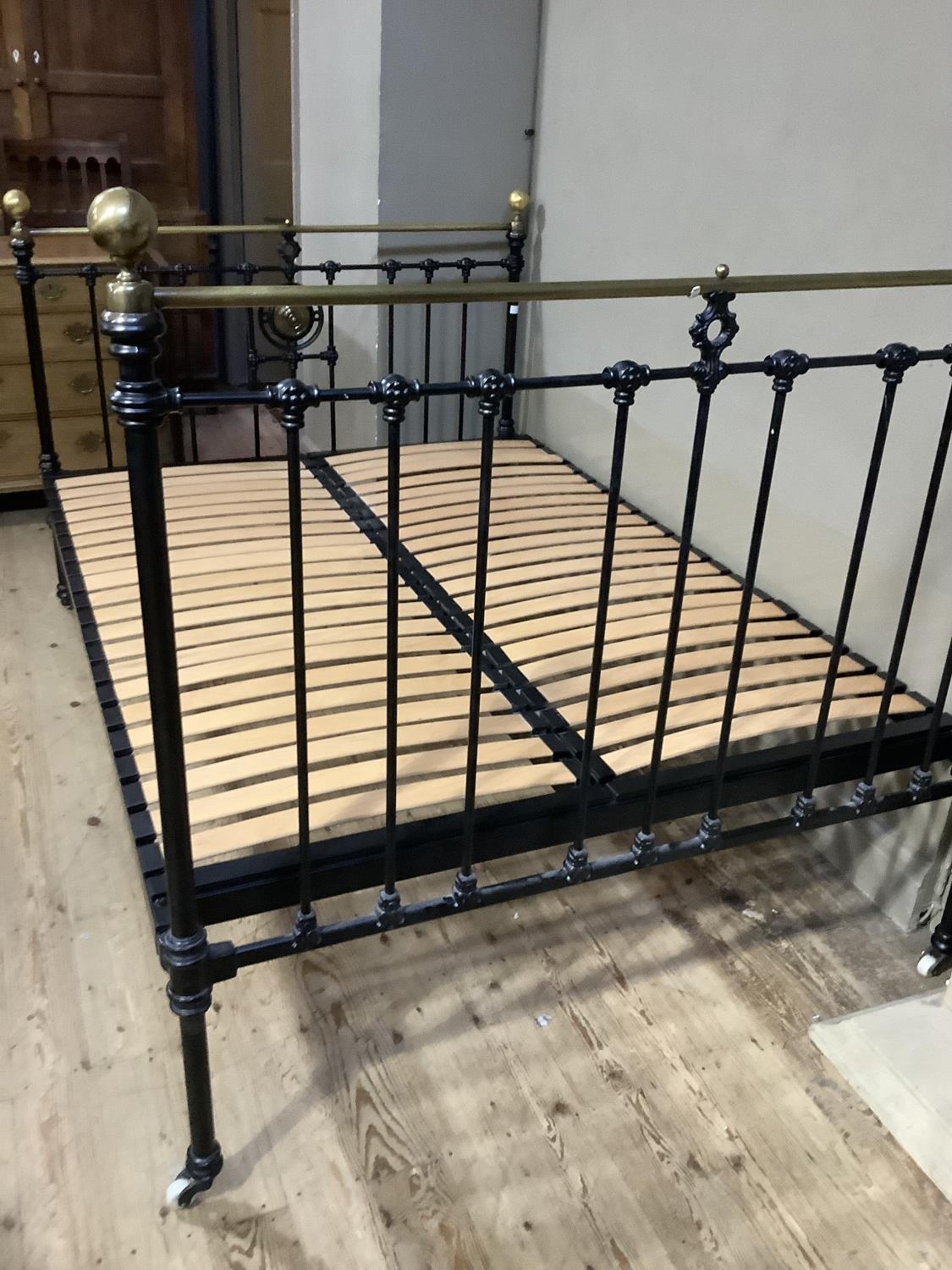 A Victorian style brass and black metal rail end bedstead, 4 foot wide - Bild 2 aus 3