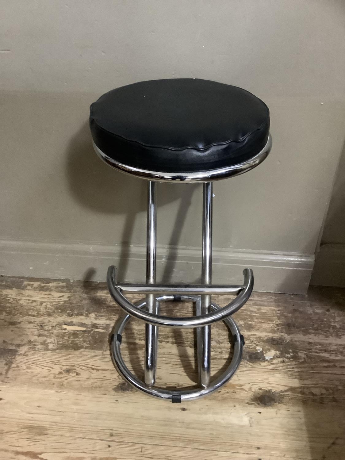 A black leatherette and tubular chrome cantilever stool - Bild 2 aus 2