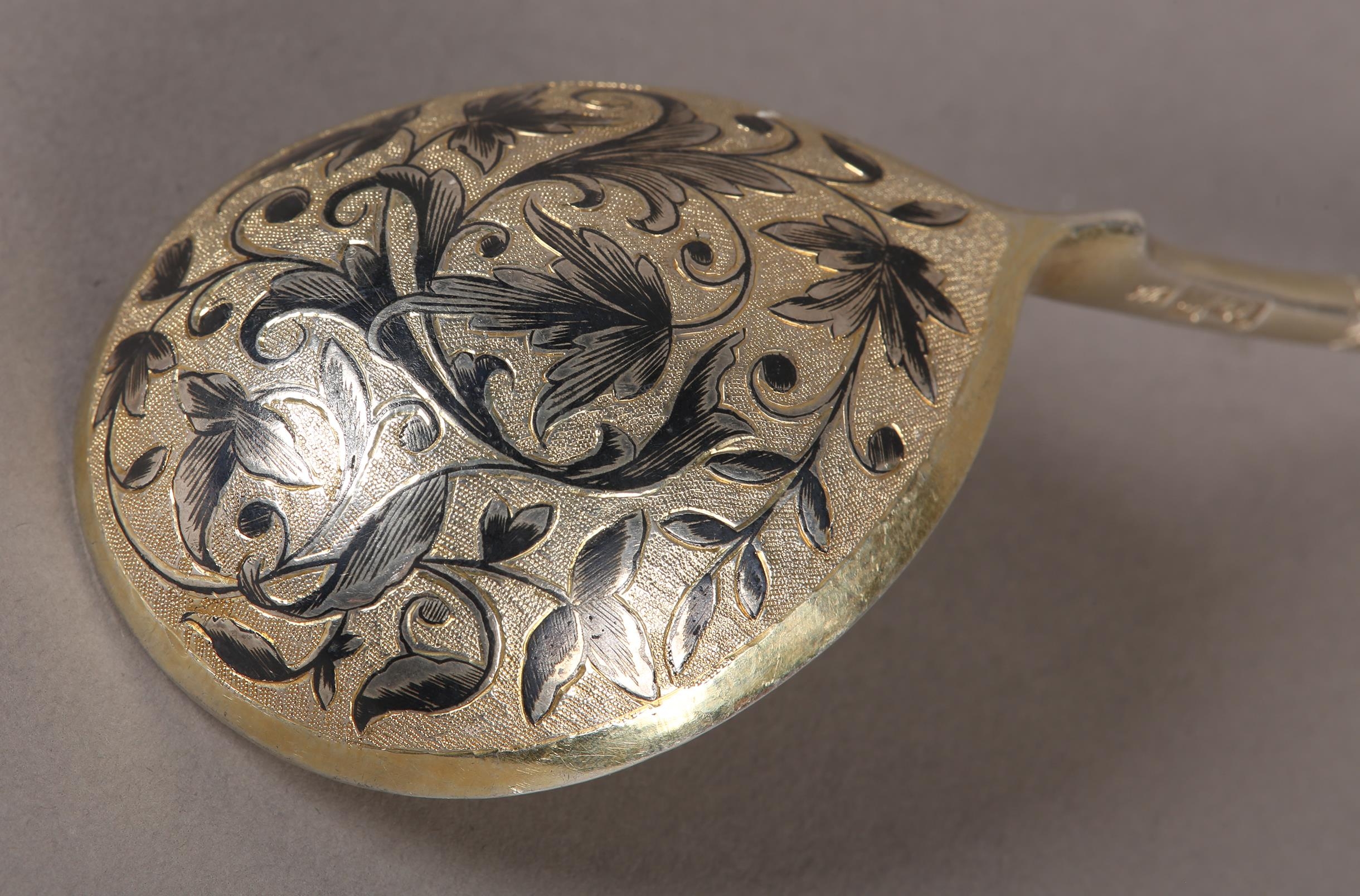 A RUSSIAN SILVER GILT SPOON .84 STANDARD, Moscow 1844, the oval bowl engraved and niello with - Image 4 of 5