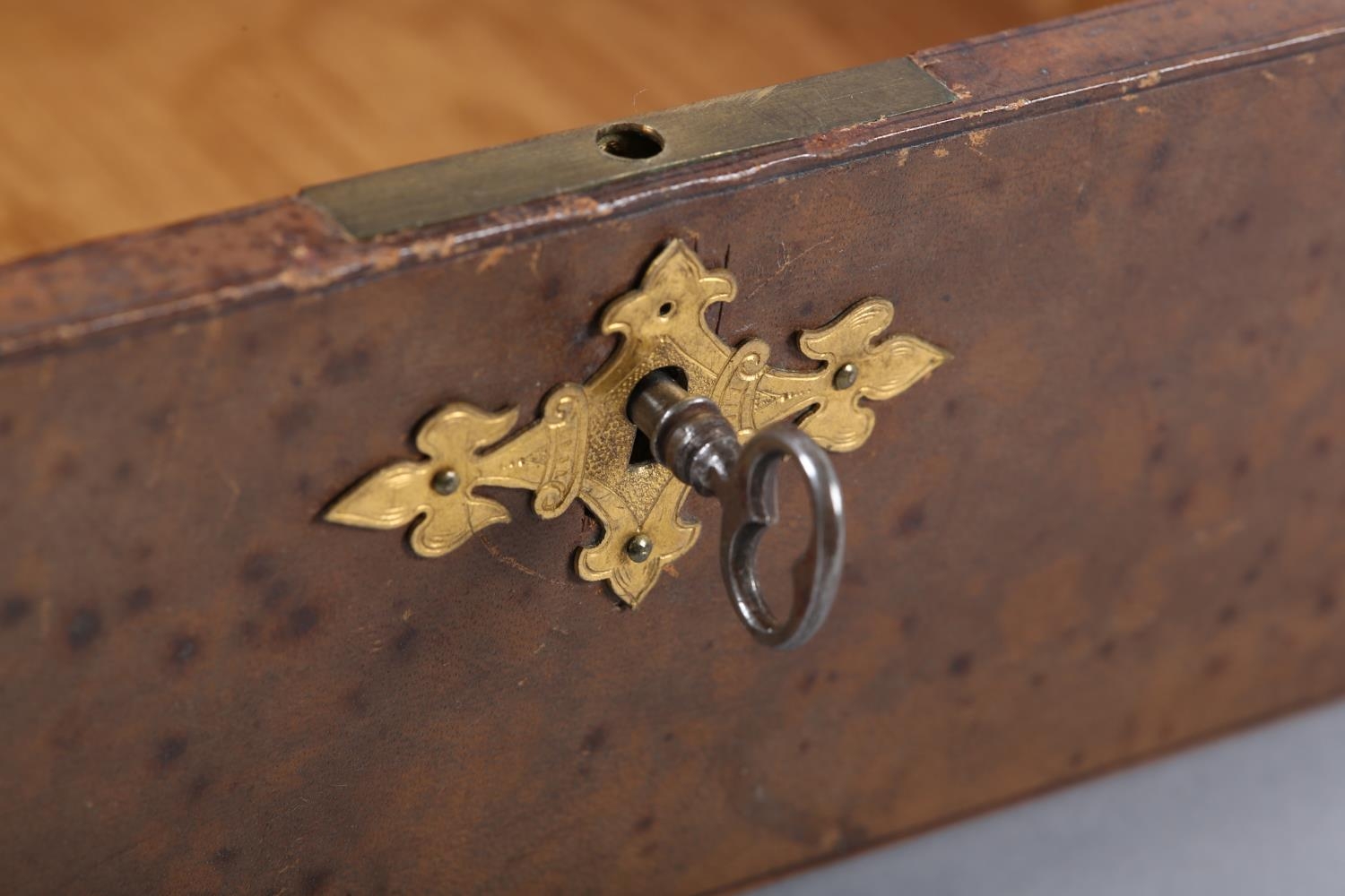 AN ART NOUVEAU BROWN LEATHER BOX, rectangular, the lid gilt tooled with plant forms and ribbon - Image 5 of 6