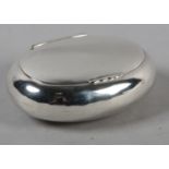 AN EDWARDIAN PLAIN OVAL SILVER SNUFF BOX, Birmingham 1904, 7cm