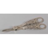 A PAIR OF LATE VICTORIAN SILVER GRAPE SCISSORS, Joseph Rogers, Sheffield 1896, the handles of