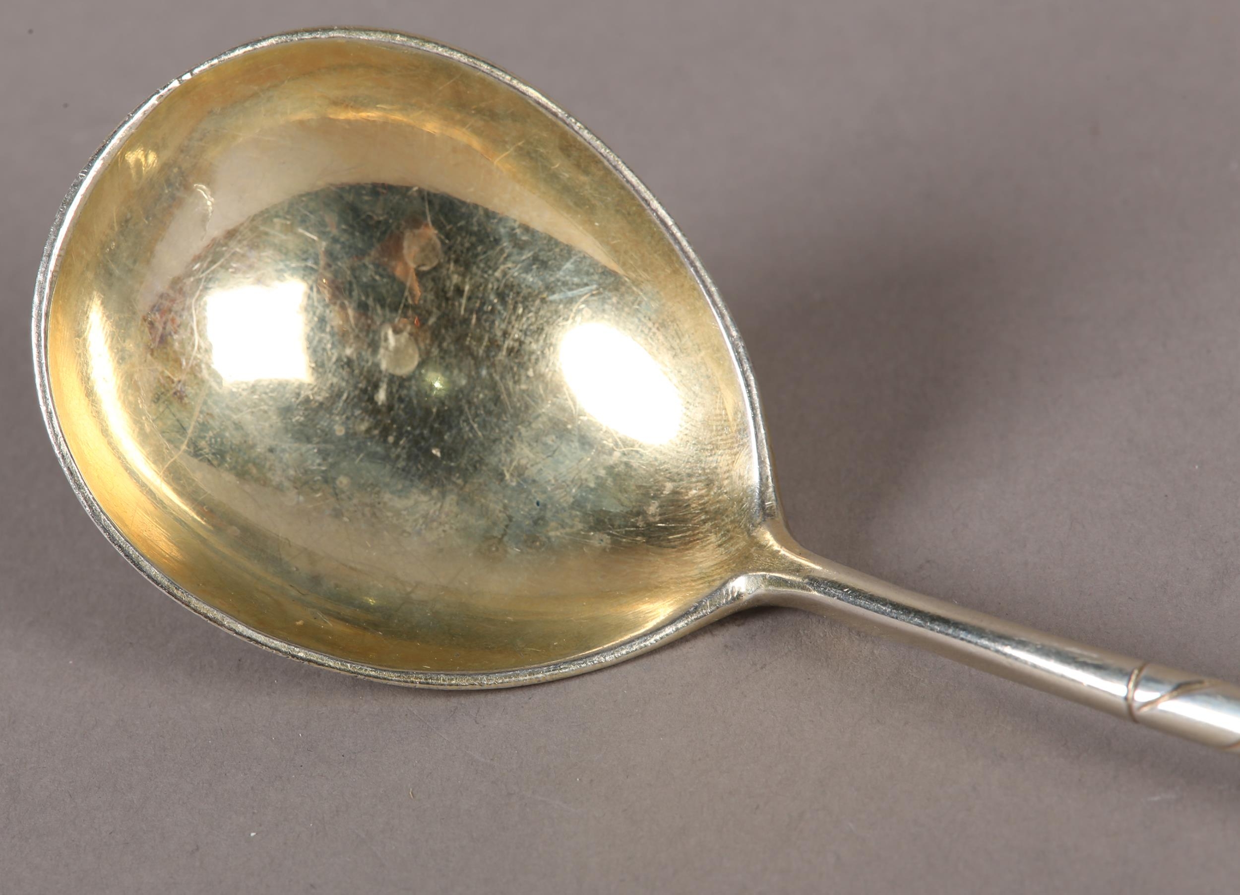 A RUSSIAN SILVER GILT SPOON .84 STANDARD, Moscow 1844, the oval bowl engraved and niello with - Image 2 of 5