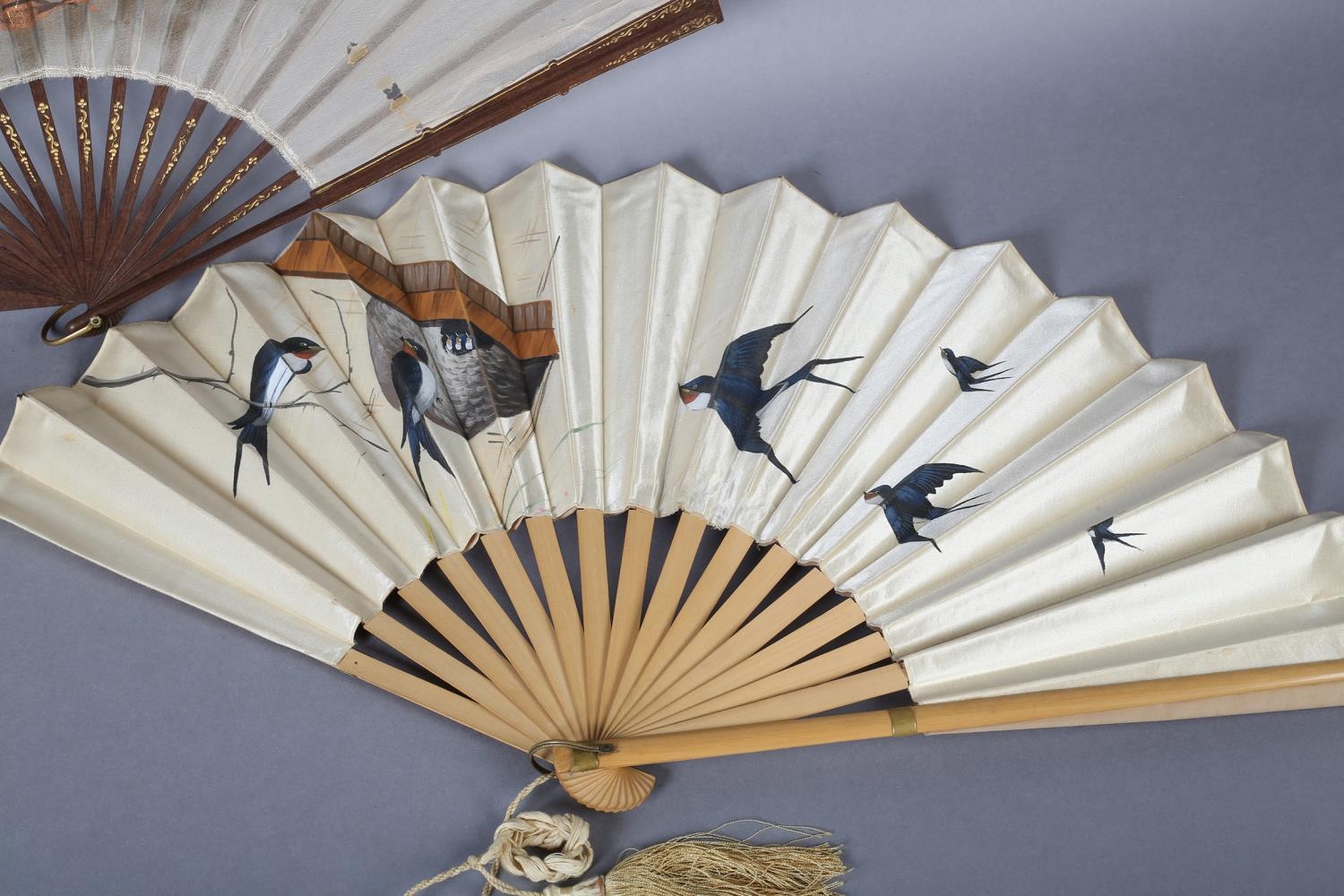 A good late 1890’s wood fan, the cream silk satin leaf panted with birds returning to a nest in - Image 2 of 3