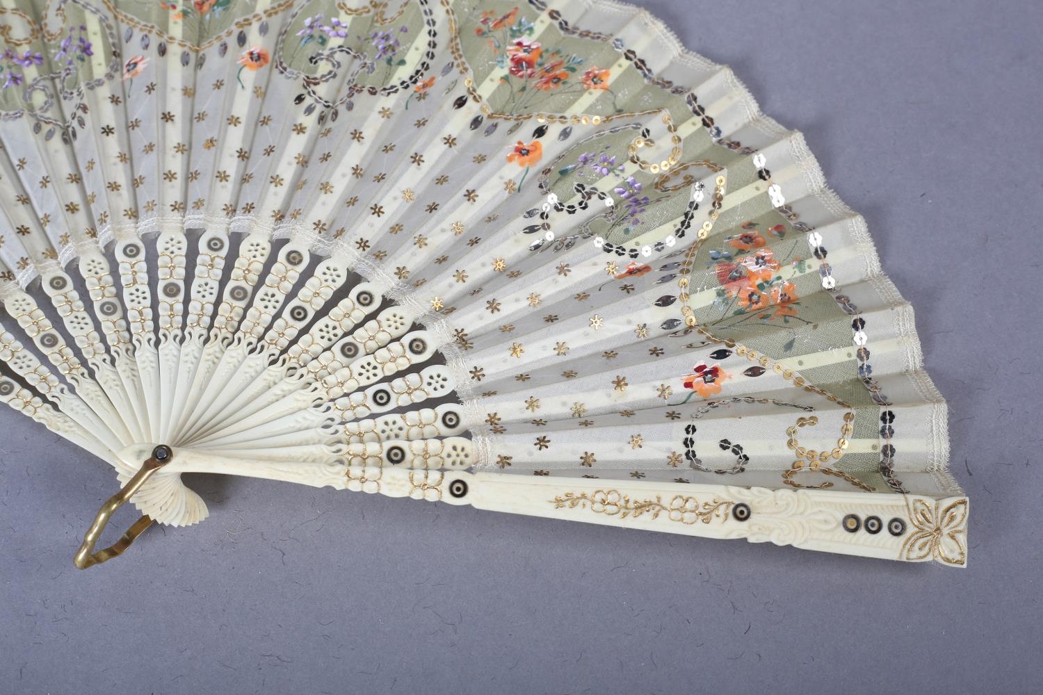 A good c.1900 light pink mother of pearl fan, the leaf of gold lamé overlaid with cream silk, cut - Image 4 of 6