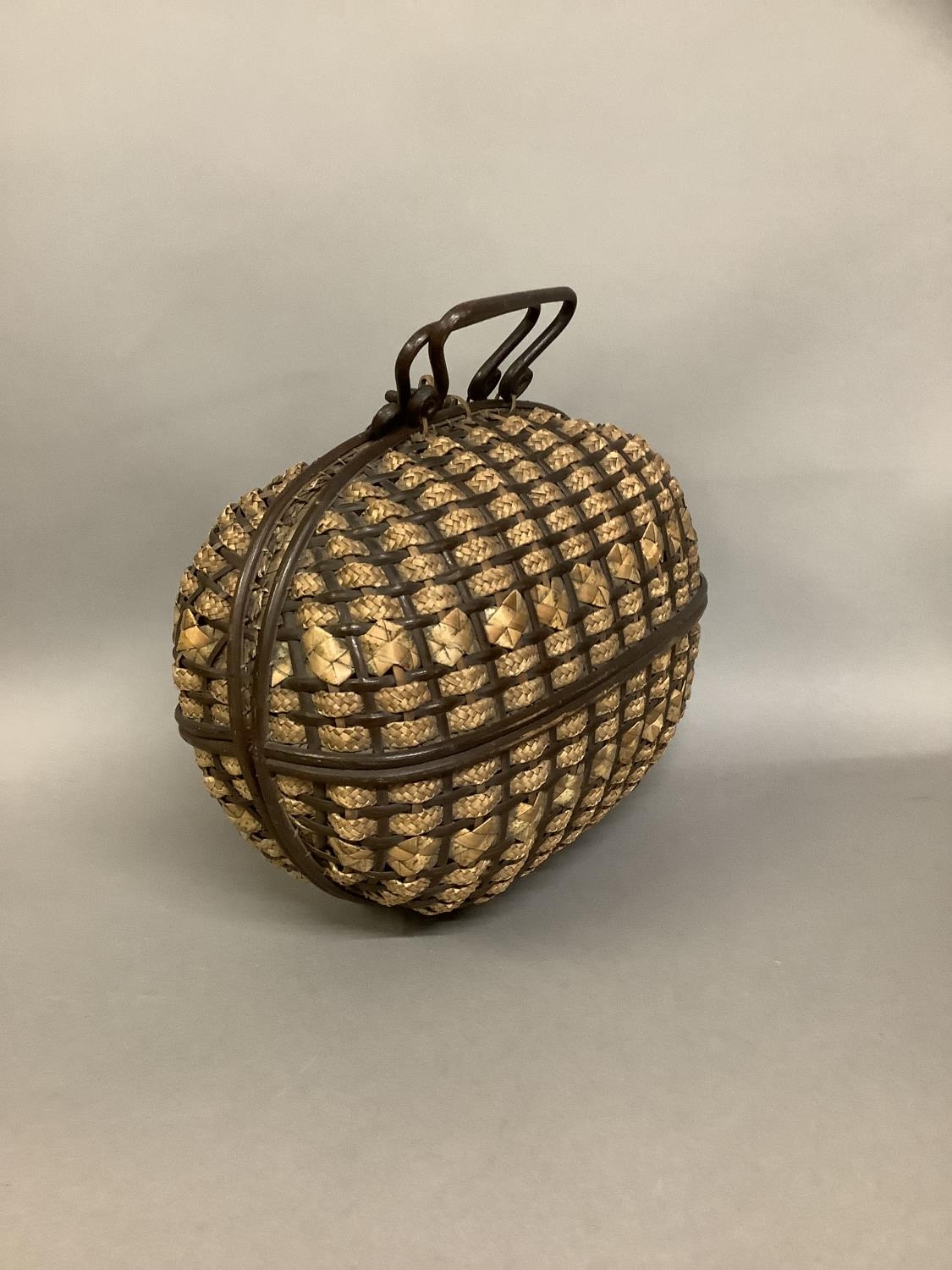A Victorian lady’s honeycomb basket, in oval form, a work basket for sewing requisites, wood - Image 3 of 3