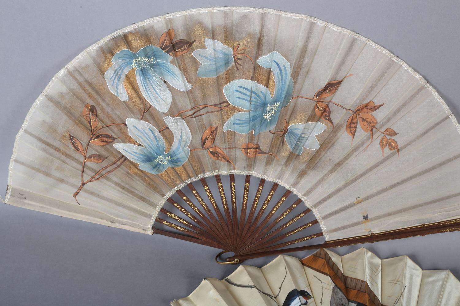 A good late 1890’s wood fan, the cream silk satin leaf panted with birds returning to a nest in - Image 3 of 3