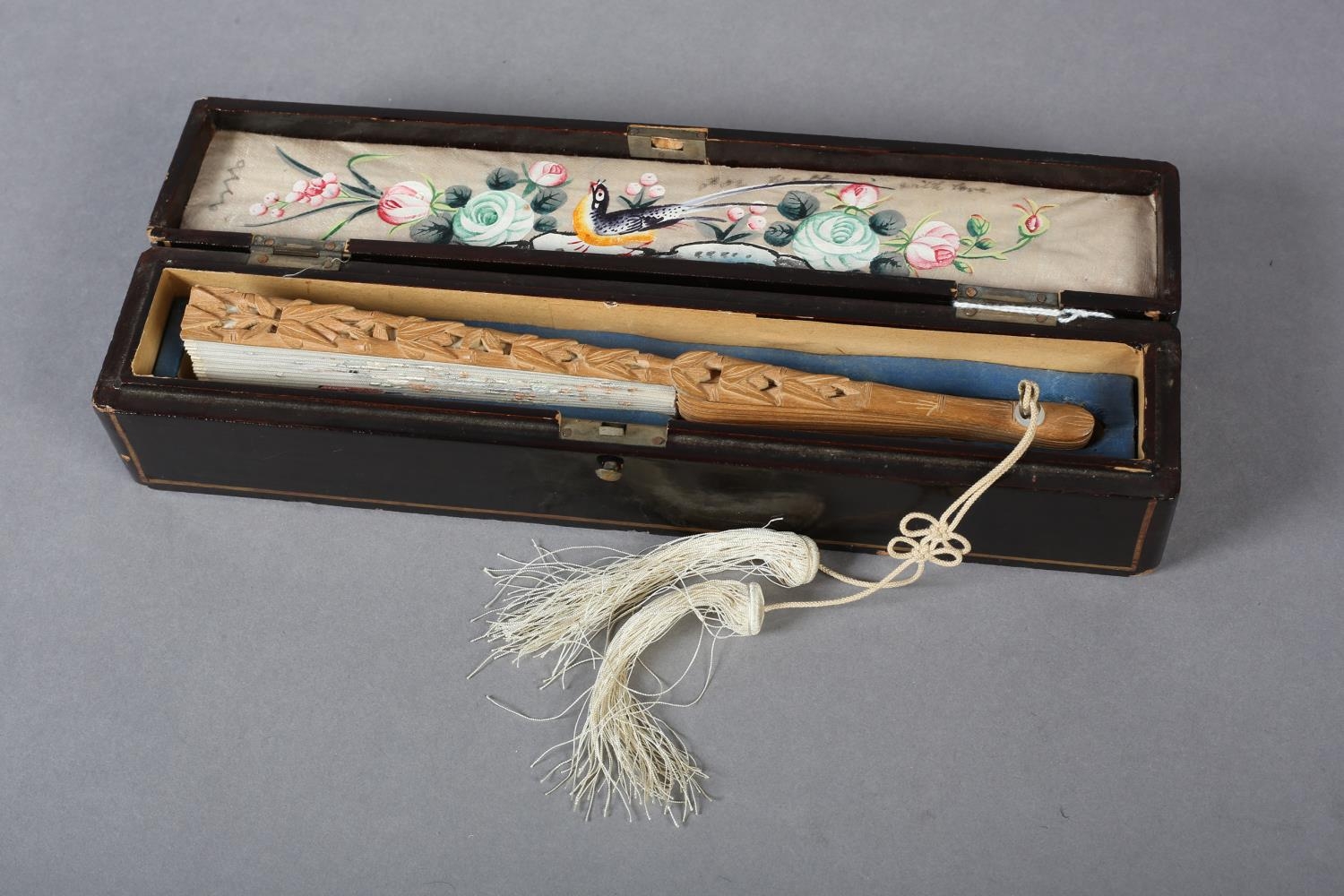 A 20th century Chinese carved sandalwood fan, the white cotton gauze embroidered with two - Image 5 of 5