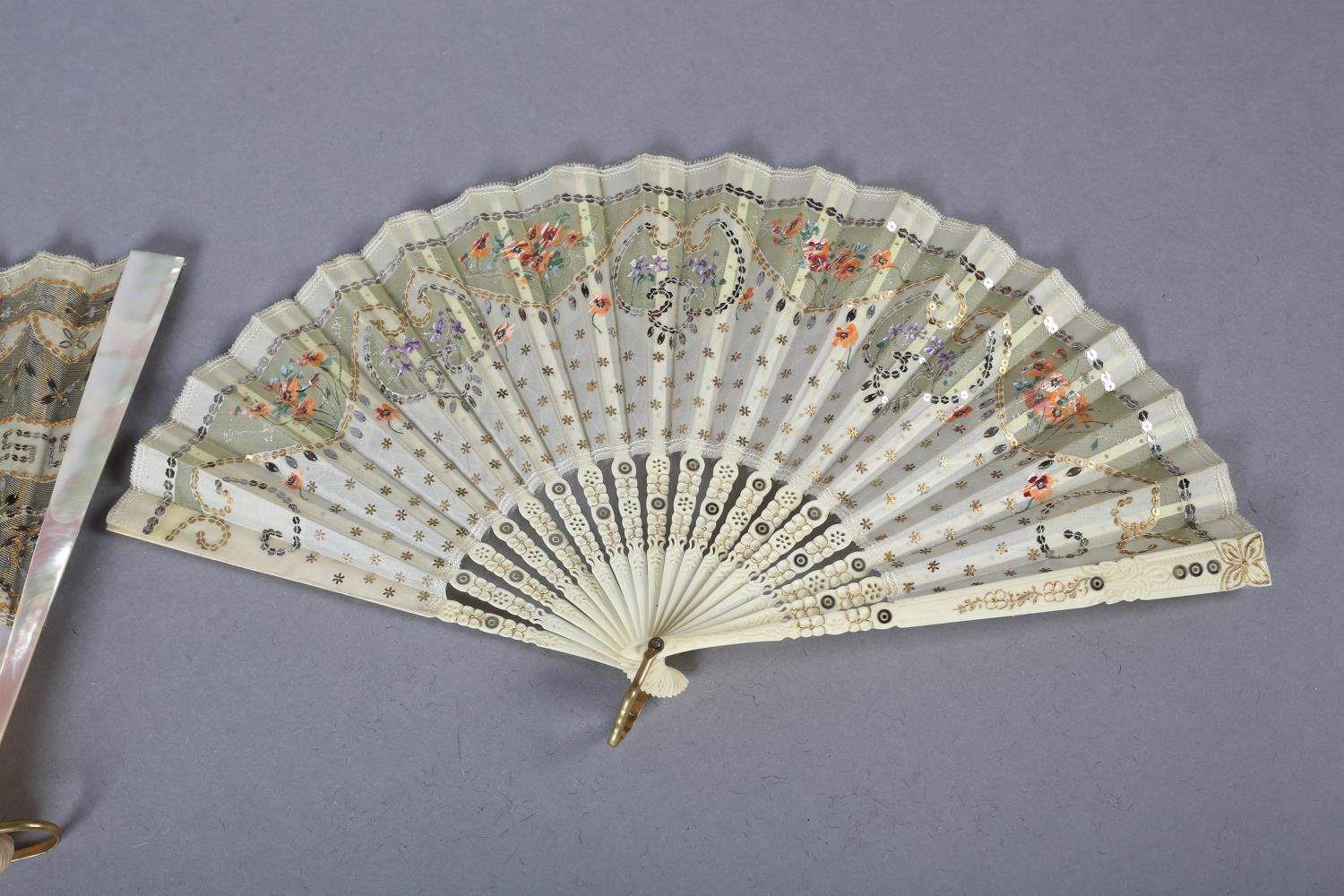 A good c.1900 light pink mother of pearl fan, the leaf of gold lamé overlaid with cream silk, cut - Image 2 of 6