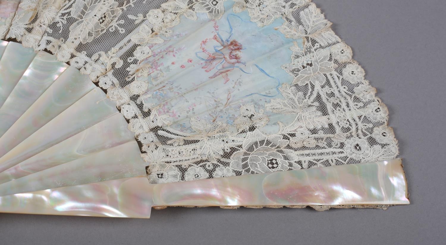 A pretty Brussels Mixed Lace fan, the leaf mounted à l’anglaise on mother of pearl, burgau, - Image 4 of 6