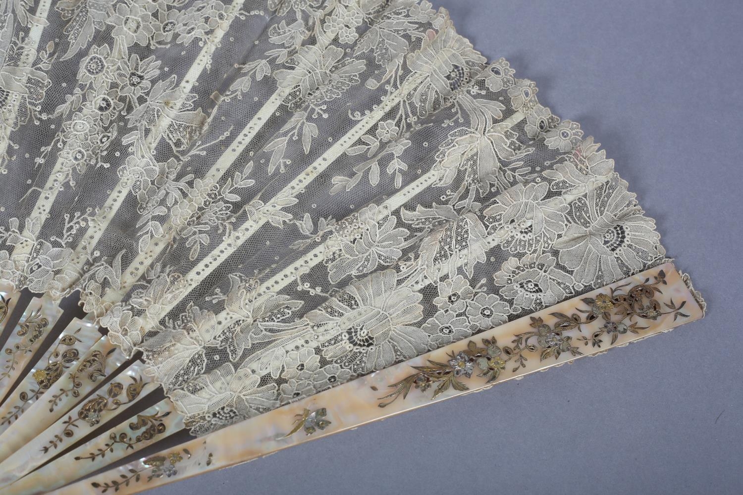 A good large Brussels Point de Gaze lace fan, c 1890, the monture of shiny pink mother of pearl, - Image 3 of 6