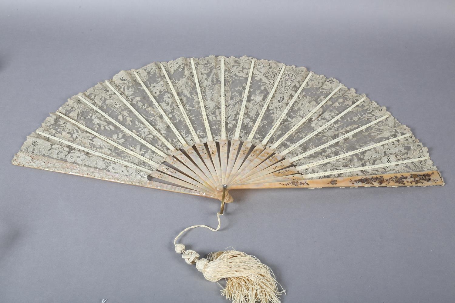 A good large Brussels Point de Gaze lace fan, c 1890, the monture of shiny pink mother of pearl, - Image 5 of 6