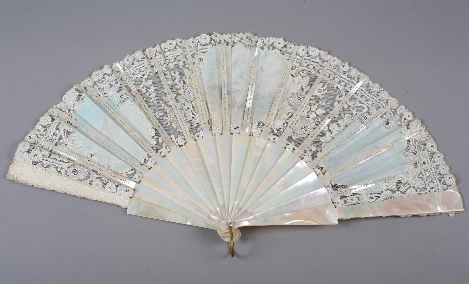 A pretty Brussels Mixed Lace fan, the leaf mounted à l’anglaise on mother of pearl, burgau, - Image 5 of 6