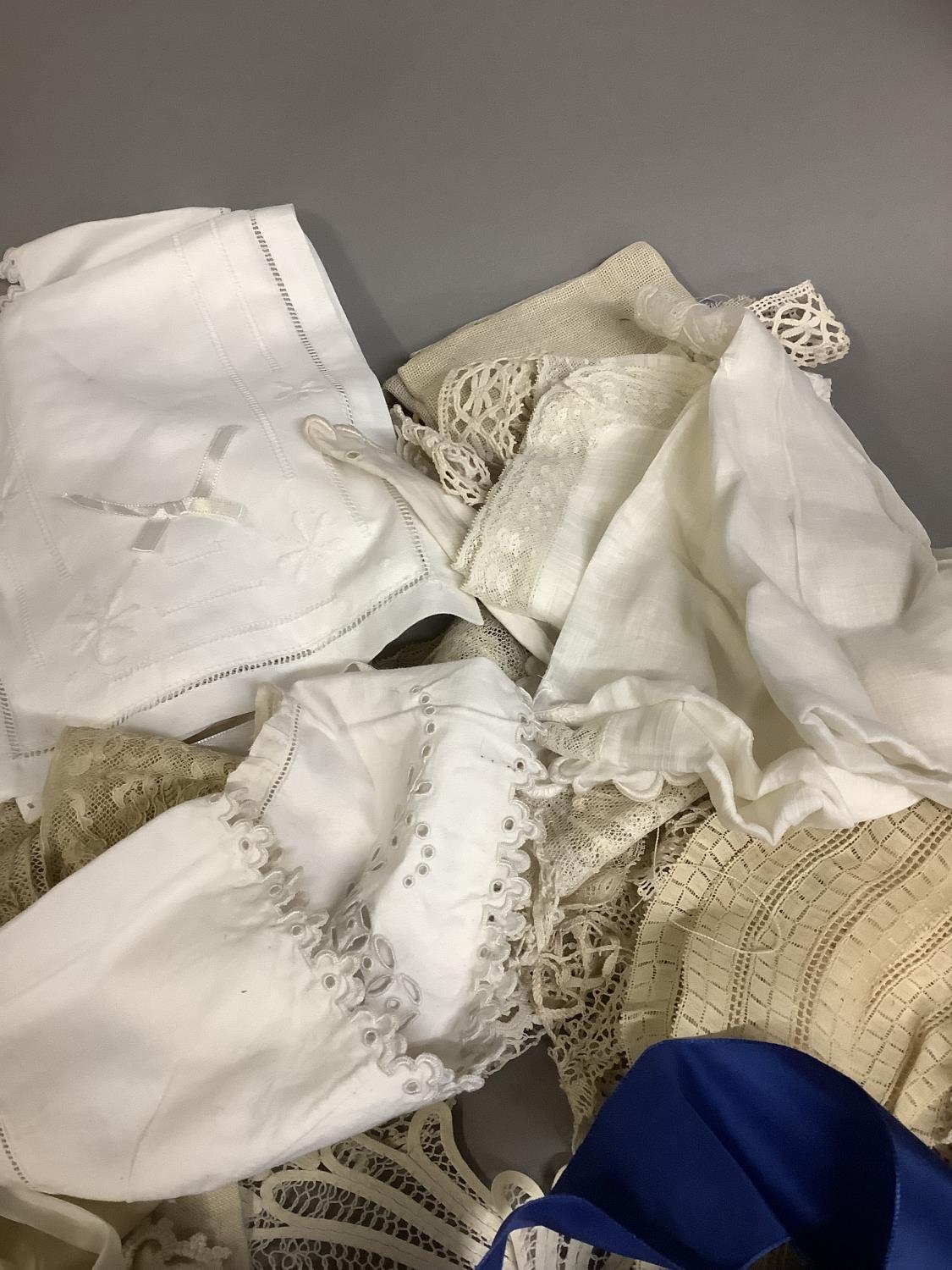 A quantity of assorted late 19th century and early 20th century lace and ribbons, to include an - Image 4 of 4