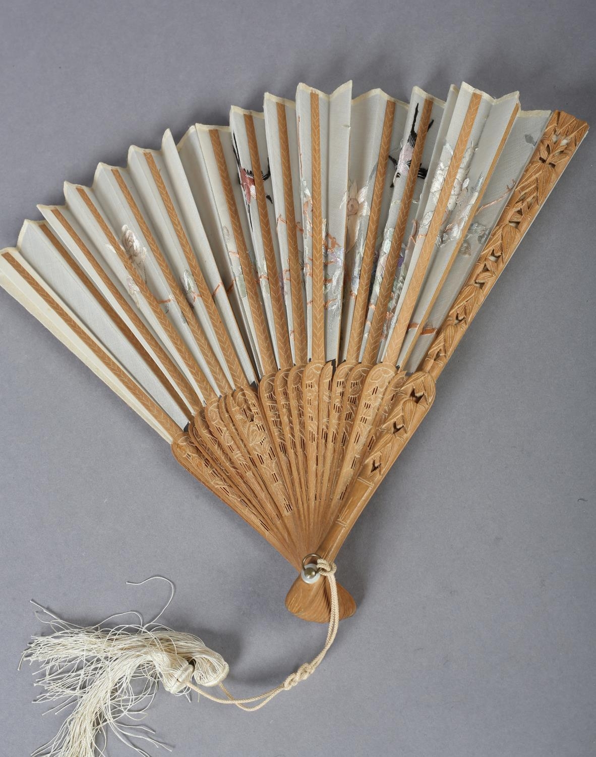 A 20th century Chinese carved sandalwood fan, the white cotton gauze embroidered with two - Image 3 of 5