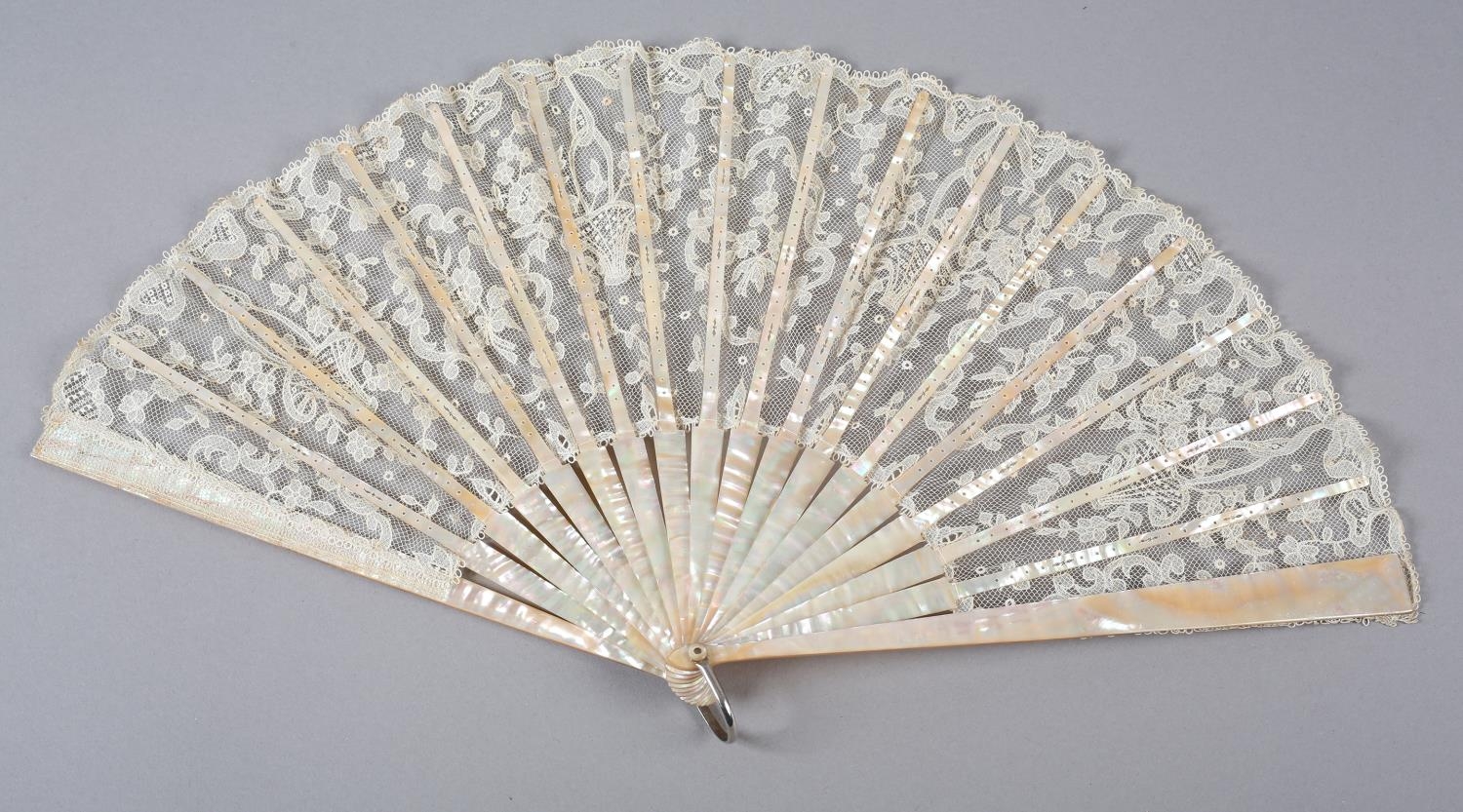 A folding fan c 1900 with pink mother of pearl monture, continuing onto the ribs, the lace leaf of a - Image 4 of 5