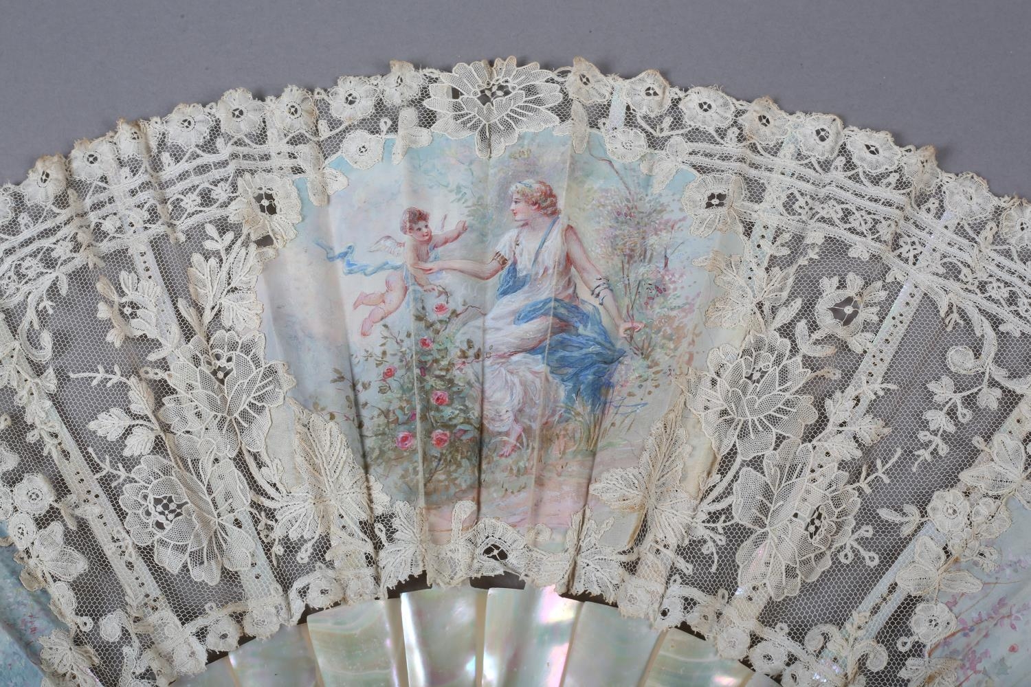 A pretty Brussels Mixed Lace fan, the leaf mounted à l’anglaise on mother of pearl, burgau, - Image 2 of 6