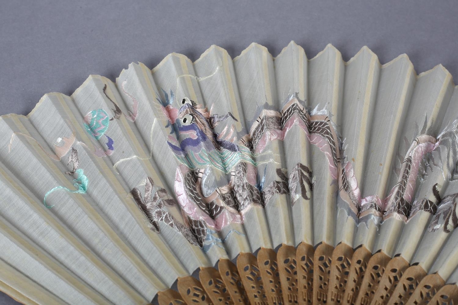 A 20th century Chinese carved sandalwood fan, the white cotton gauze leaf embroidered in pastel - Image 2 of 5