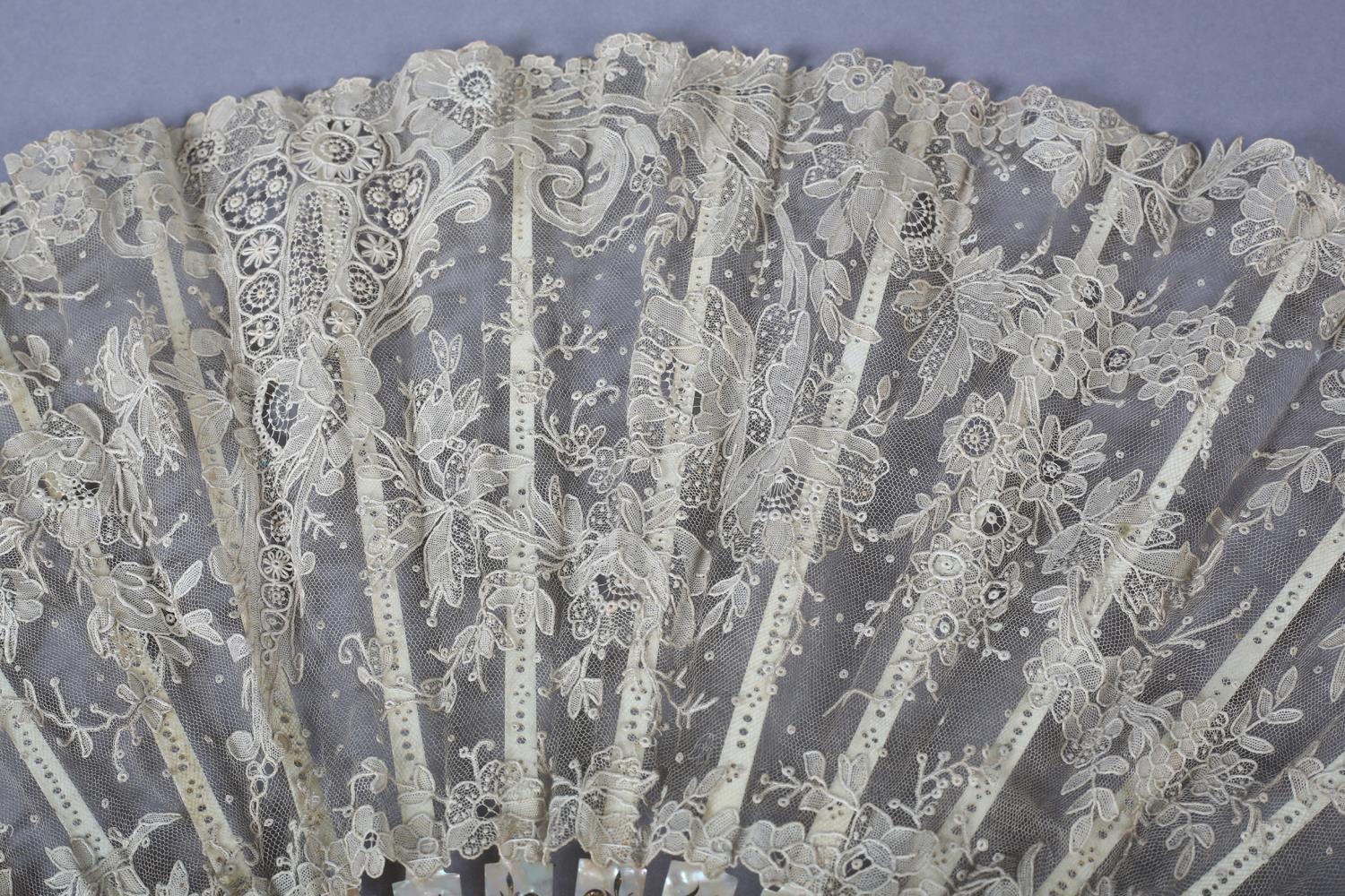 A good large Brussels Point de Gaze lace fan, c 1890, the monture of shiny pink mother of pearl, - Image 4 of 6