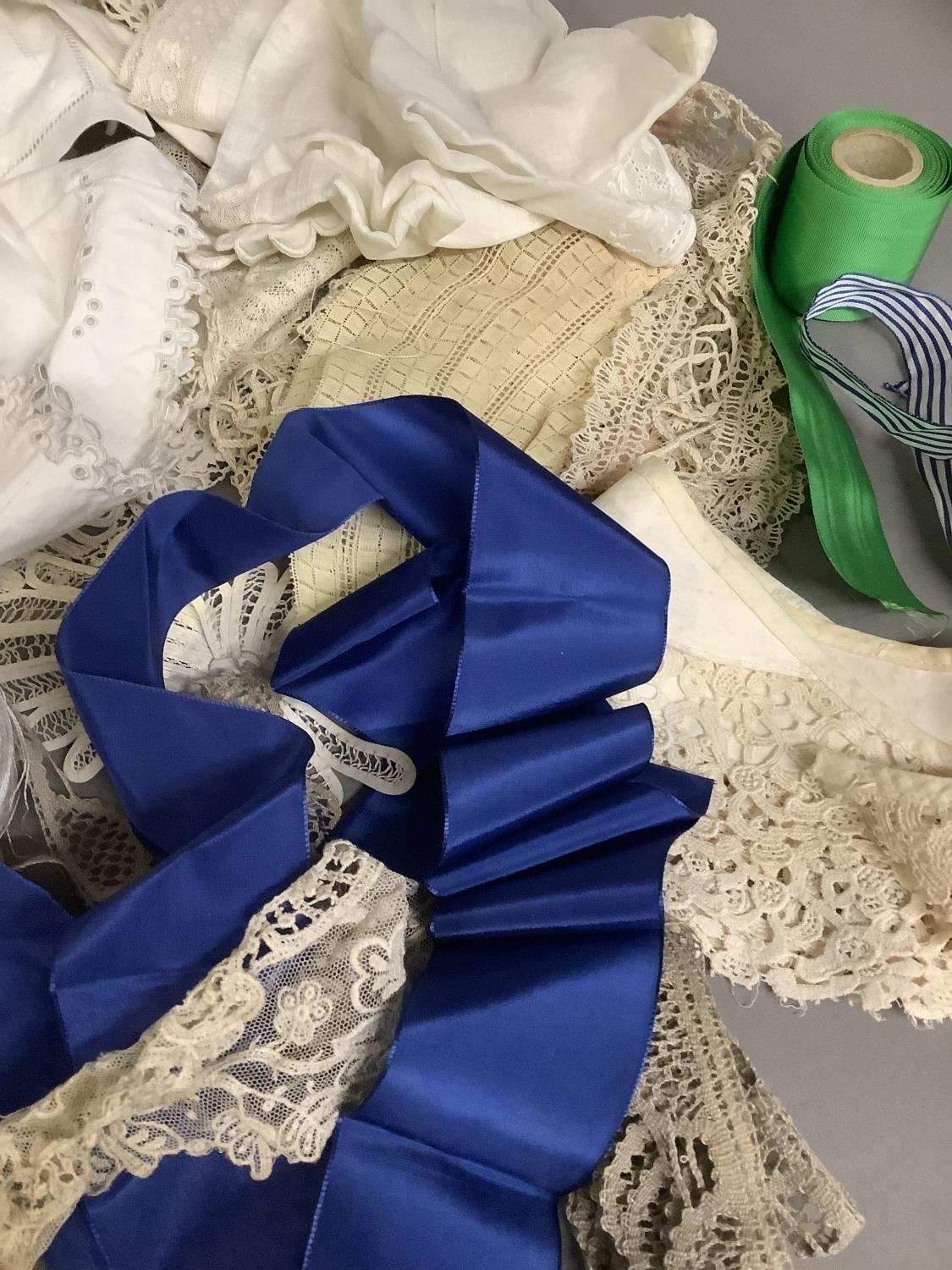 A quantity of assorted late 19th century and early 20th century lace and ribbons, to include an - Image 3 of 4