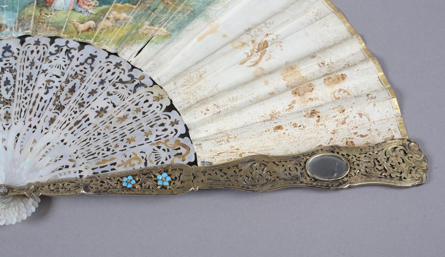 An ornate mid-19th century mother of pearl fan, the guards entirely of carved and pierced gilt - Image 6 of 9
