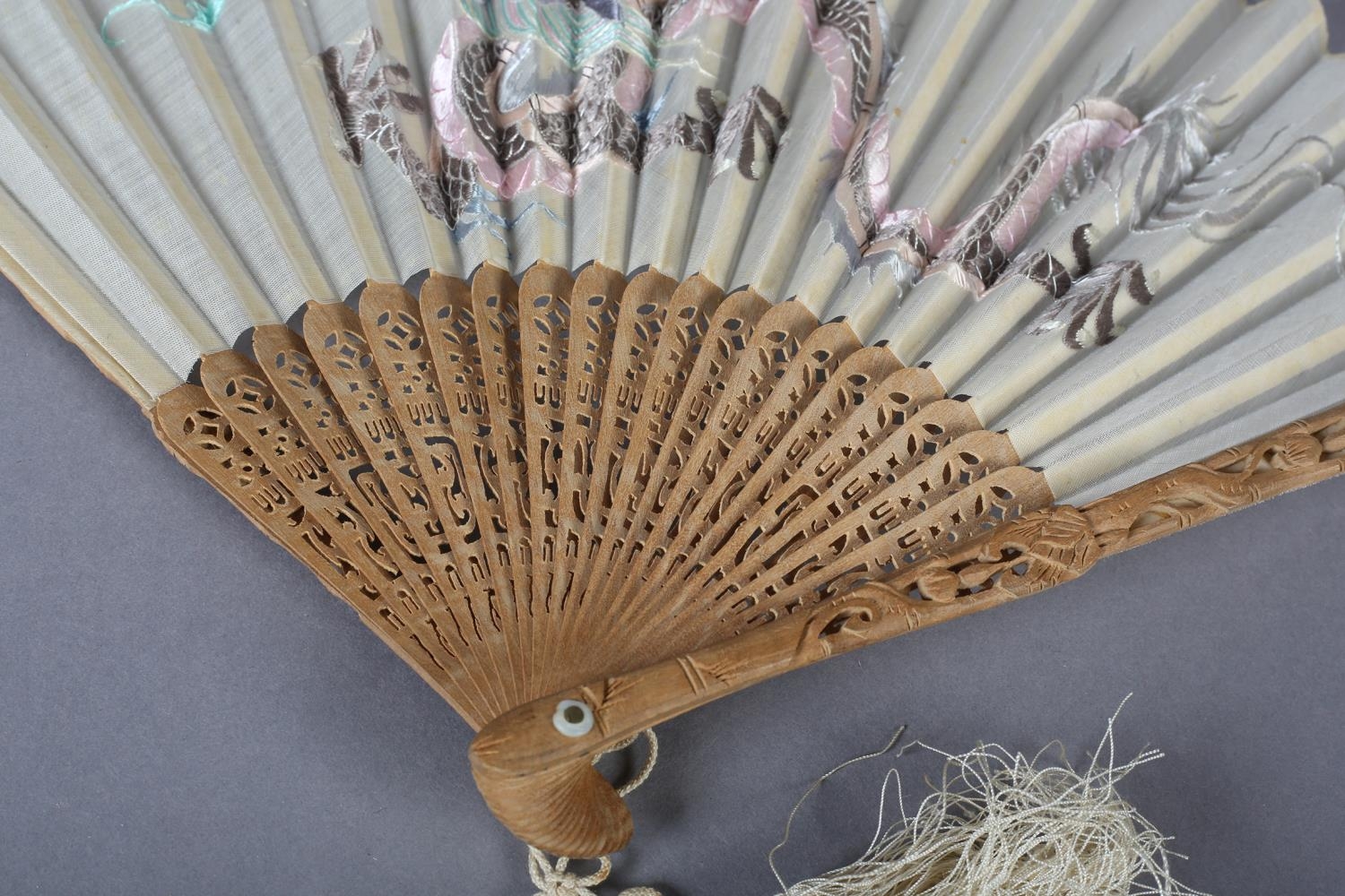 A 20th century Chinese carved sandalwood fan, the white cotton gauze leaf embroidered in pastel - Image 3 of 5