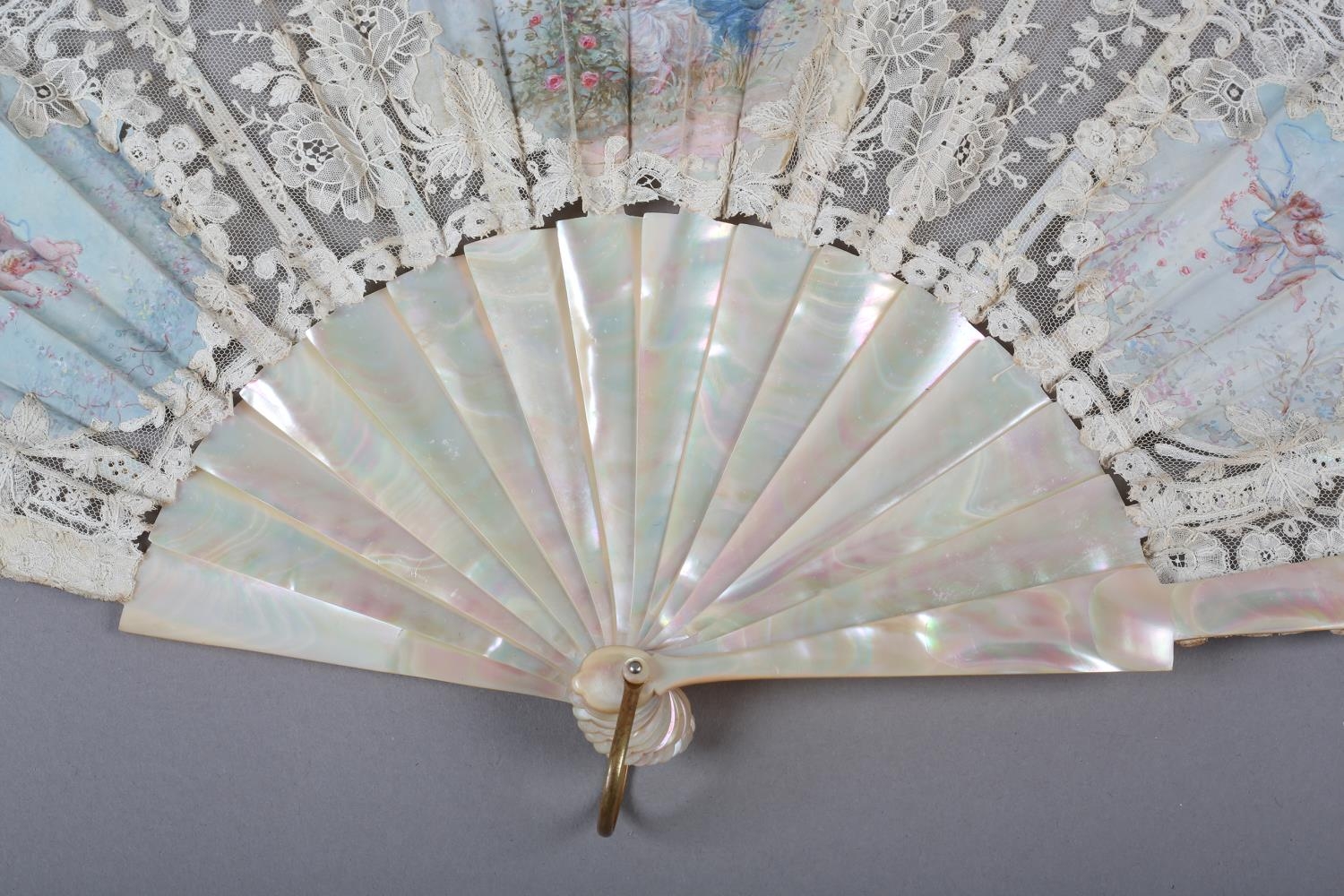 A pretty Brussels Mixed Lace fan, the leaf mounted à l’anglaise on mother of pearl, burgau, - Image 3 of 6